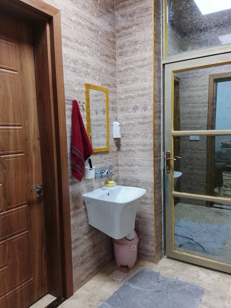 🔴 دار للبيع – فرصة مميزة 🔴
📍 نزلة الخمسة كيلو – جهة اليمين
📍 منطقة ال14 الف 
📍 مقابل مدارس هبة الرحمن الجديدة
📐 المساحة: 200 متر مربع
🛣️ شارع 20 متر
🏠 تفاصيل الدار:
🔹 الطابق الأول:
غرفة نوم سويت (ماستر)
صالة
مطبخ
استقبال
كنيدور
حمامات داخلية وخارجية
🔹 الطابق الثاني:
هيكل بدون سقف
ثلاث غرف نوم (واحدة سويت)
صالة
💰 السعر مناسب
📞 للاستفسار 

*********** واتساب
