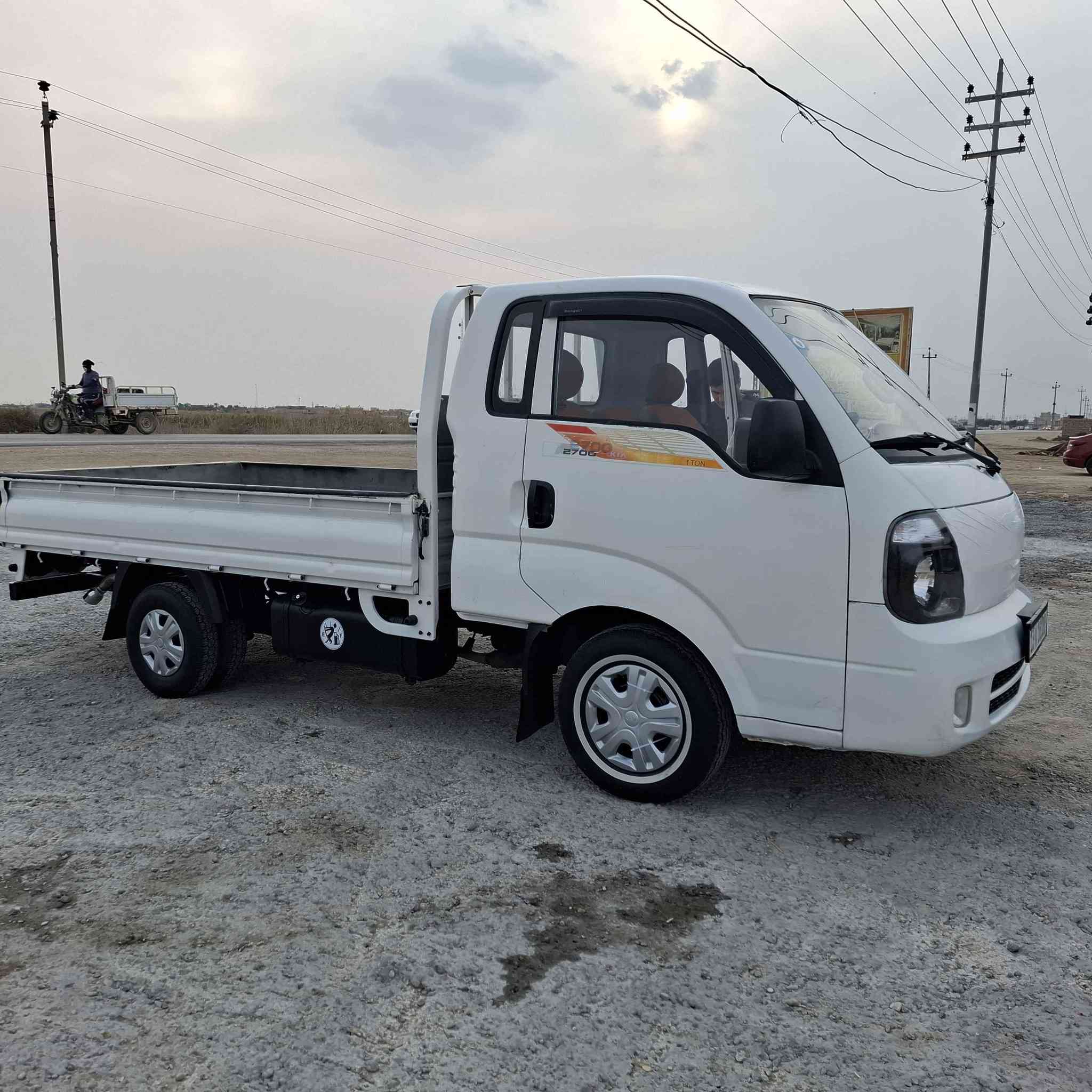 السلام عليكم شباب سياره كيه للبيع مديل 2016سياره مكفوله كفاله عامه لاضربه لا تبديل لاصبغ مكينه لاتنقيص ولا تبخير حداديه كير اكسل شاصي رقم شاصي تخم تايرات دوشمه رقم ميسان سنويه جديده مشروع وطني تحويل مباشر 
مكان ناصريه سوك الشيوخ سعرها 105وبيها مجال الطيبين رقم *********** Singapore
