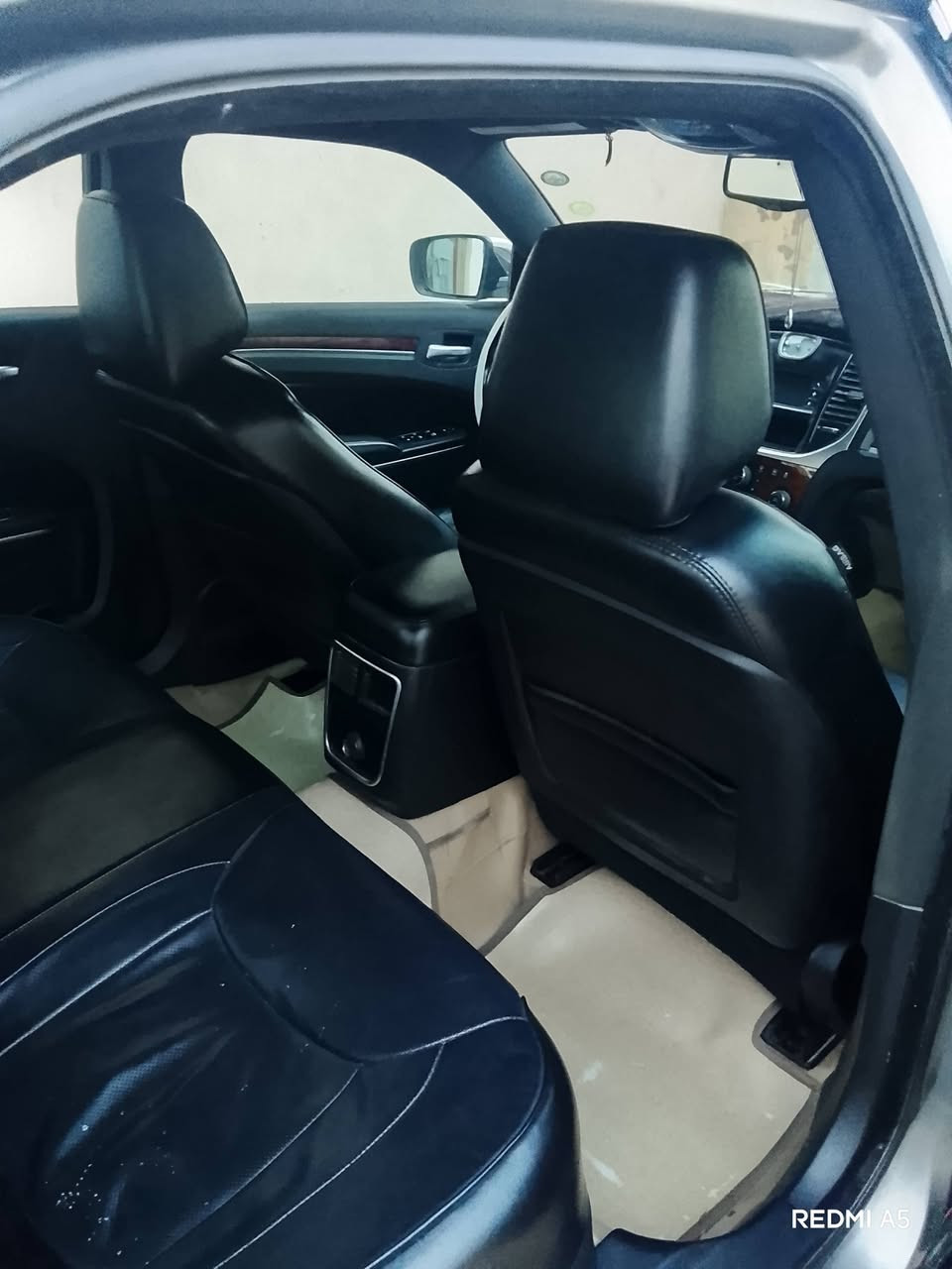 السلام عليكم اوبامه موديل 12 رقم دولي بغداد باسمي سياره داخله كلين بيها باعراق صبغ ثلاثه قطع اثر شخوط وباب جارد الي وراى صدر مكينه 3600 كير طياره حداده امامي خلفي جديد بيها مشط تعبان كشنات جلد كهربائي بقيه مواصفات عاديه تبريد ثلاجه سياره جاهزه على اخر حبايه من عده مشط سعر 145 دولار غير متواجد على فيس *********** مكان سياره بغداد
