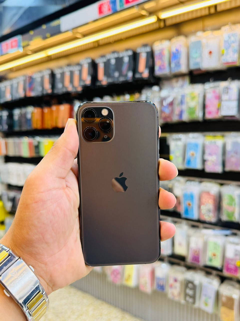 ايفون 11برو🖤
🔥السعررنار 320 الف🔥
الذاكره 256🔥
ما مفتوح شرط ✅
  شاشه اصليه شرط✅
بطاريه 70 اصليه شرط✅
سيم1
النضافه  💯
بصمه تشتغل✅
ضمان جهاز  +وصل محل👍
توصيل جميع المحافظات 🚕
عنوان محل موصل سوق النبي مقابل خزان ماء📍
       سنترـــM
للاستفسار رقمي بي واتساب راسلني🤳 
***********
