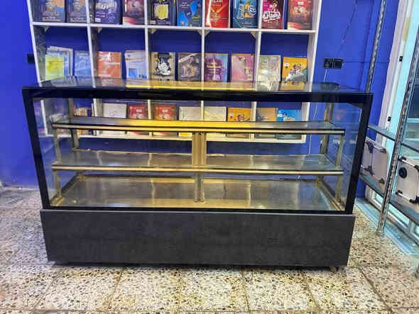 السلام عليكم عارضه كيك نضيفه وتبريد ثلج واضائه شغاله وكلش
حلوه ومرتبه بـ250 وبيها مجال 
مكاني بغداد عبيدي راسلني خاص او واتساب 
***********
