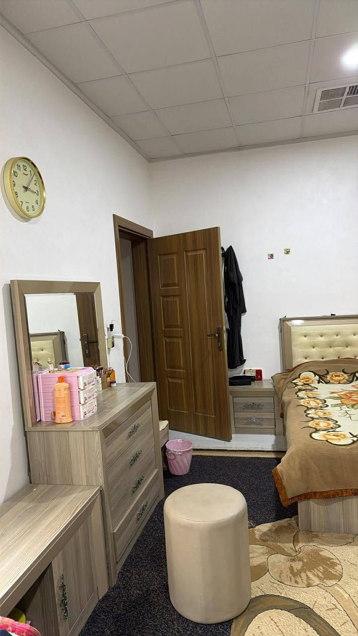 السلام عليكم
غرفة تركي وقنبات وثلاجة انضاف استعمال قليل وميز طعام وكراسي جدد وباقي اغراض بيتي مثل ثلاجة ماي و كنفيرة محافير اثاث بيت يعني 
***********
***********
