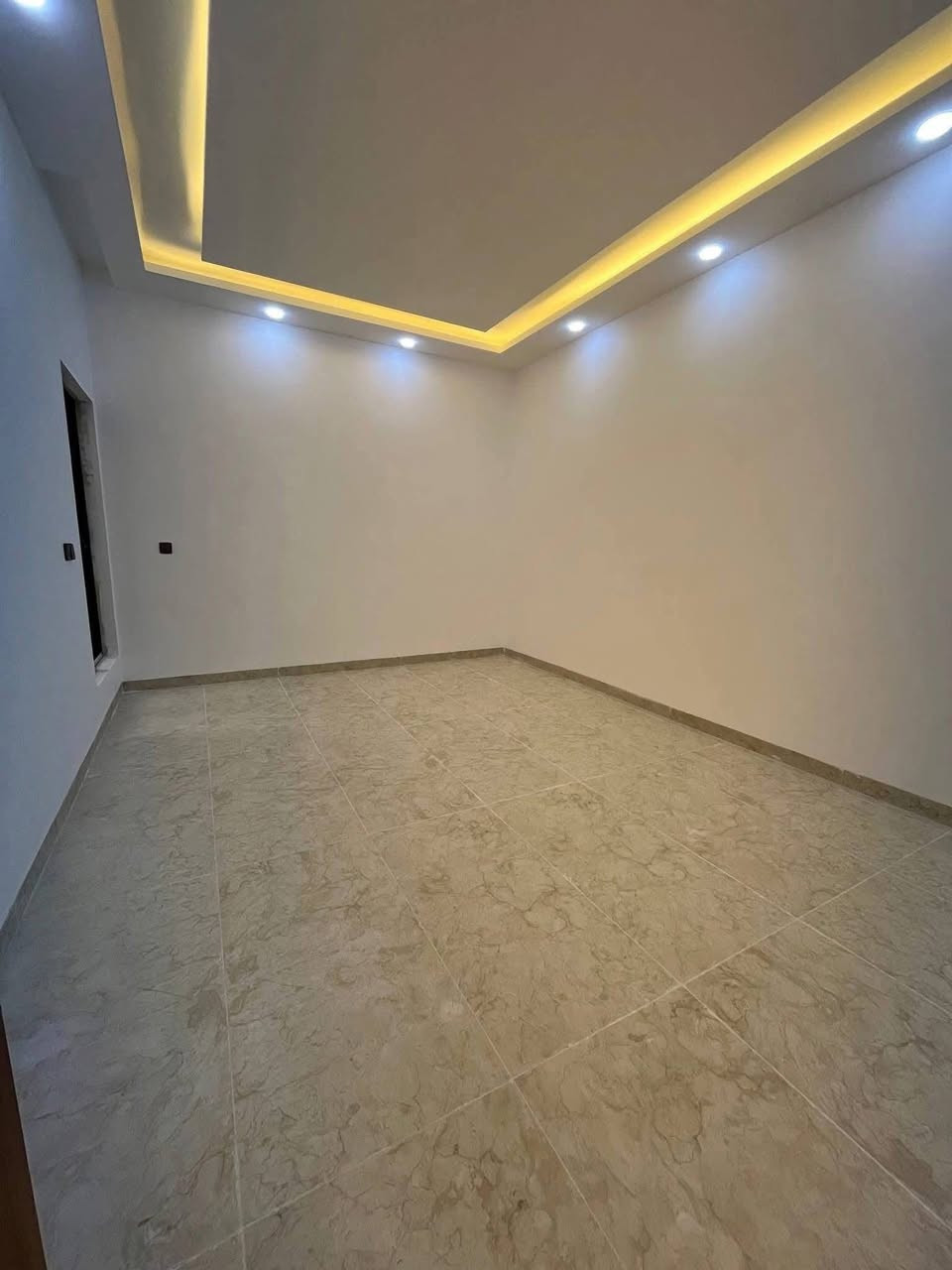 فرصة سكنية رائعة! 🏠💥

- للبيع في حي البكر، مساحة 165 متر مربع.

- الواجهة: 7.5 متر.

- البناء حديث زيرو، تسليم مفتاح.

- سند طابو زهور، شرط تحويل وقرار تمليك.

- مكون من طابقين:

- الطابق الأرضي: كراج، هول، استقبال، مطبخ، صحيات، غرفتين نوم.

- الطابق الثاني: ثلاث غرف نوم، صحيات، هول، بيتونه، وسطح.

- للاستفسار، اتصل بنا على: *********** - ***********.

- عنوان المكتب: حي البكر، سايدين الكنيسة، مقابل مكافحة المخدرات، مجاور معهد النجاح للبنات، عقارات أرض الملوك.
