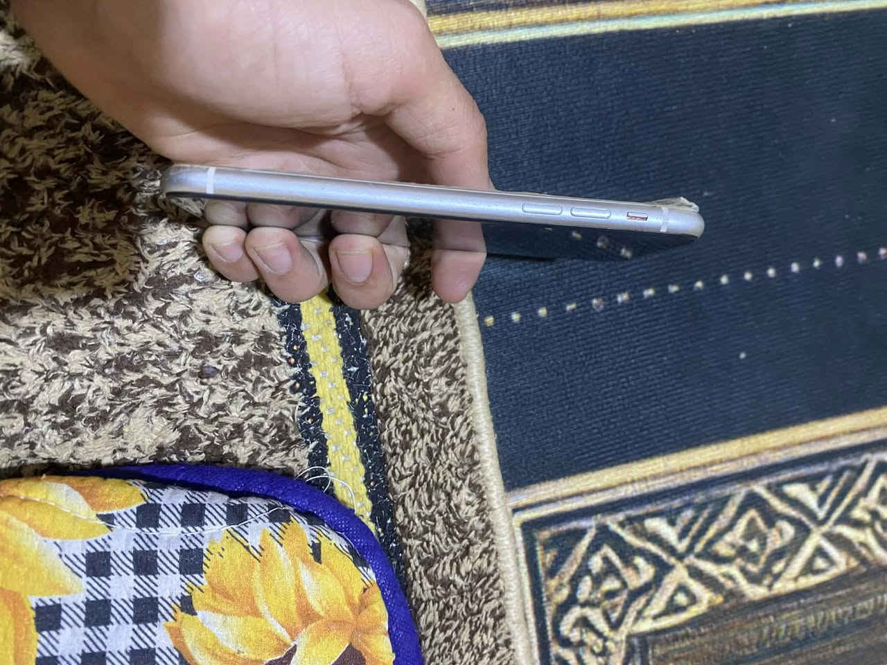 سلام عليكم آيفون ١١العادي ذاكرته ١٢٨جهاز يخبل شحن مخابره مبدله بطاريته وضهره بس الباقي كفاله مكاني بصره للتصال ***********وبيه وتساب
