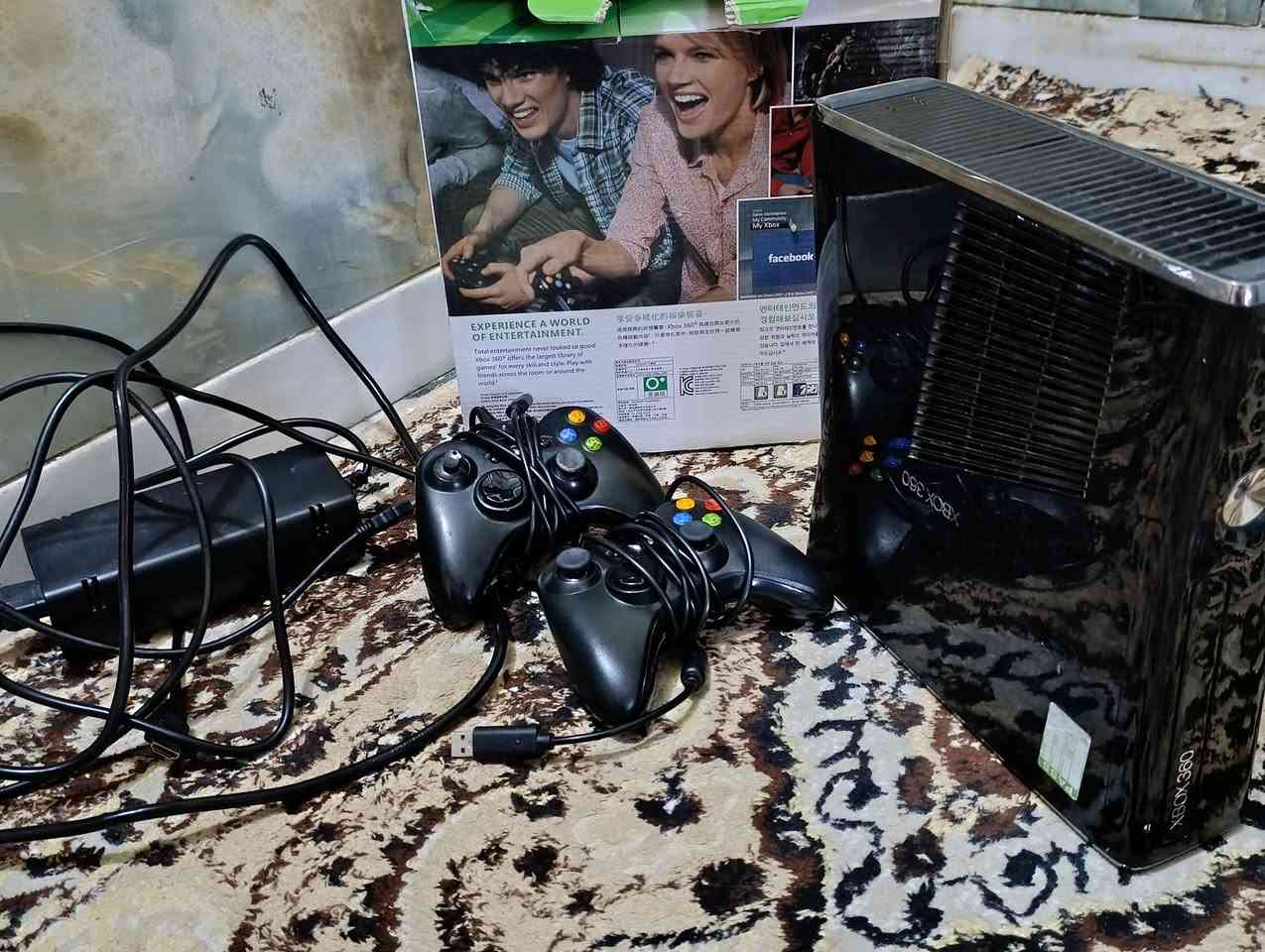 XBOX 360  مهكر نسخة الأسلم وياه جوست ثنين وكامل مابيه نقص 
وبيه العاب 200 لعبه منها جي تي اي 4 و5 وكول أوف ديوتي لجميع اجزائها
وهواي العاب
سعر 130 
رقم ***********
