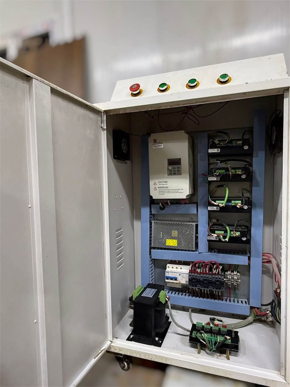 الجودة والمتانة cnc راوتر قياس 122x244 انتاج الصين درجة اولى سبندل 7.5 كيلو ايطالي نظام تشغيل a11 حديث درايفر ليد شاين سكك 25 ملم مكان بغداد سعر 33 وبيها مجال ***********
