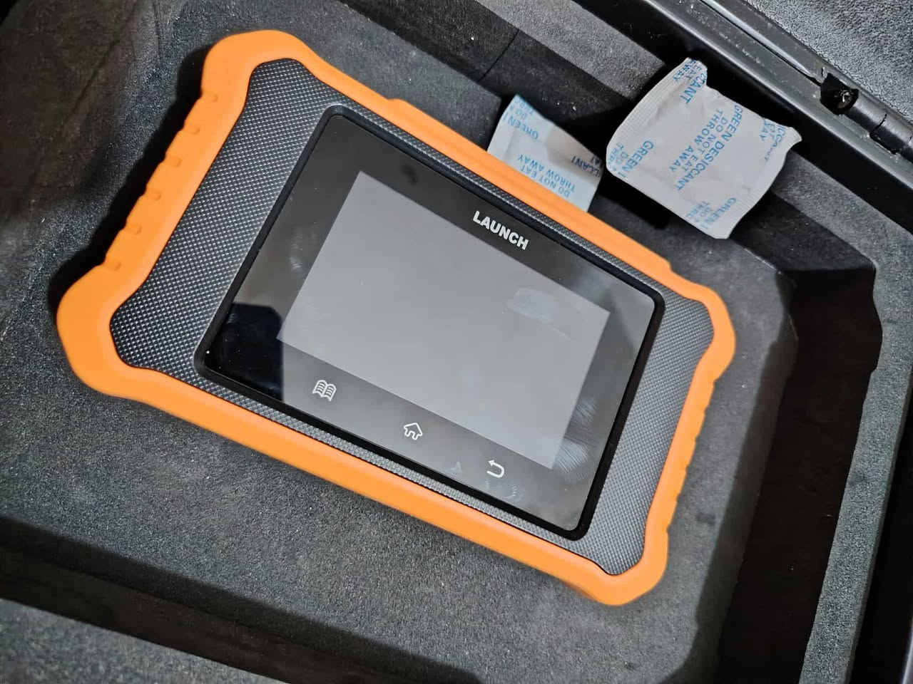 امتلك "عقل" سيارتك BMW مع أقوى جهاز فحص وبرمجة لعام 2025! 🏎️💨
هل سئمت من زيارة الورش في كل مرة يظهر فيها ضوء التحذير؟ إليك Launch Elite 2.0 (نسخة 2025)، الجهاز الذي يمنحك سيطرة كاملة واحترافية على سيارة BMW الخاصة بك، تماماً كما في مراكز الخدمة المعتمدة.
لماذا يعتبر هذا الجهاز "البيعة" الأقوى لك؟
فحص شامل وعميق (Full System): لا يكتفي بالأعطال السطحية، بل يدخل في عمق جميع أنظمة السيارة (المحرك، القير، الفرامل، الوسائد الهوائية).
برمجة وتكويد الـ ECU: يمكنك الآن القيام بعملية ECU Coding وتعديل خصائص السيارة التي كانت تتطلب خبيراً.
اختبارات الأداء الحية (Active Test): اختبر كل قطعة في سيارتك بشكل منفصل للتأكد من سلامتها قبل تغييرها.
تحديث مجاني للأبد (Free Lifetime Update): استثمر مرة واحدة واحصل على أحدث التحديثات لسيارات BMW مجاناً مدى الحياة.
خدمات الصيانة الشاملة (All Service): يتضمن كل ما تحتاجه من تصفير عداد الزيت، معايرة الفرامل، برمجة البطارية، وغيرها الكثير.
لمن هذا الجهاز؟
✅ لأصحاب سيارات BMW: وفر آلاف الريالات/الدنانير واكتشف أعطال سيارتك بنفسك.
✅ لأصحاب الورش: ارفع من مستوى خدماتك وقدم فحصاً دقيقاً وسريعاً لعملائك بأحدث تقنيات 2025.
💰 العرض الخاص: احصل على نسخة 2025 الأصلية الآن بـ [125,000] واستمتع بدعم فني وتحديثات مجانية!
📍 متوفر للتسليم الفوري | الكمية محدودة جداً!
📞 للطلب أو الاستفسار، تواصل معنا عبر الخاص أو واتساب: [***********]
