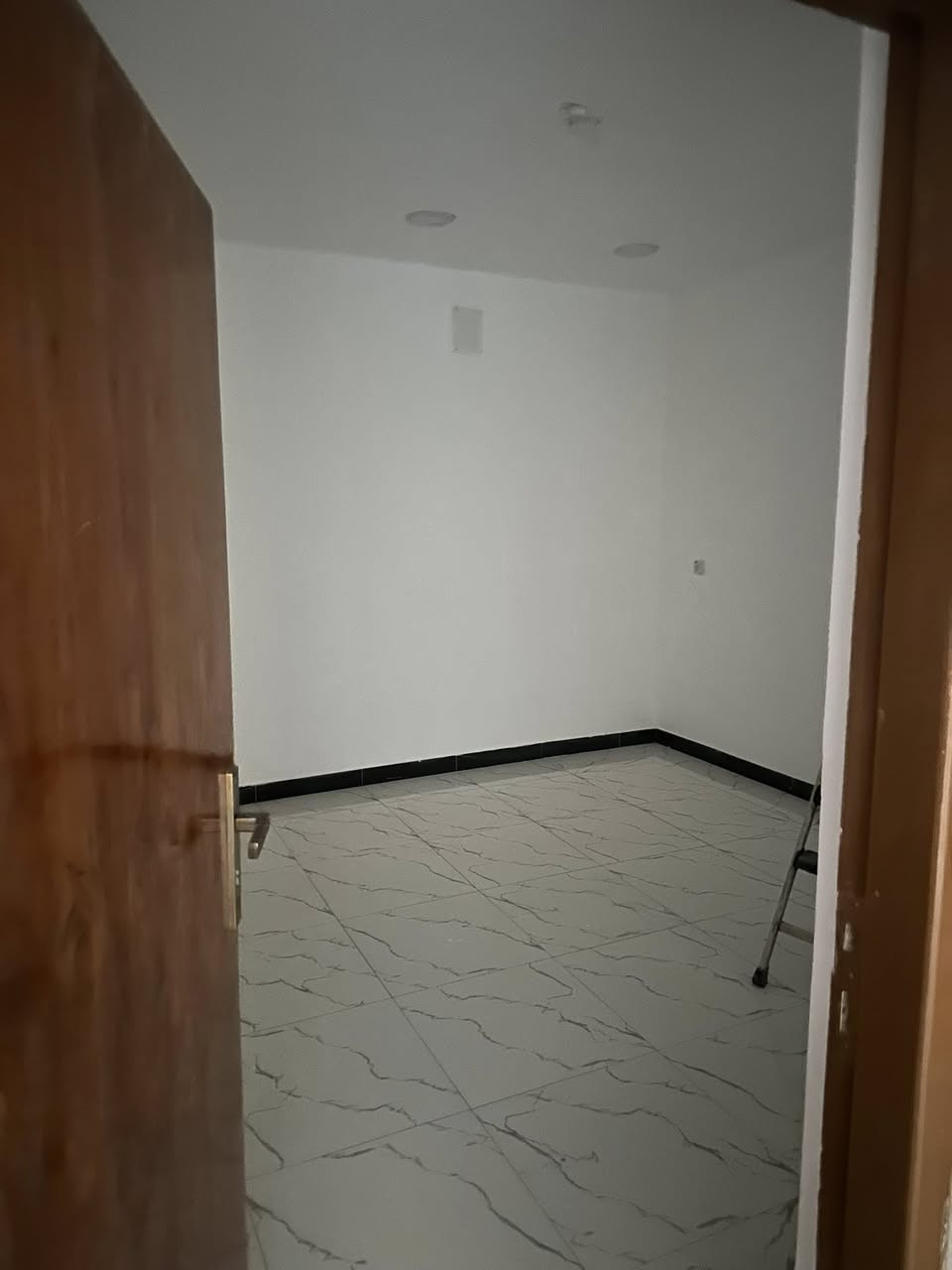 شقة ٩٠ متر #للايجار 
الموقع / حي العقاري الأولى قرب مدرسة تدمر الابتدائية 
تحتوي / استقبال وغرف نوم عدد ٣ وخدمات 
للاستفسار اكثر الاتصال 
***********

مكتب الاخوين للعقار
