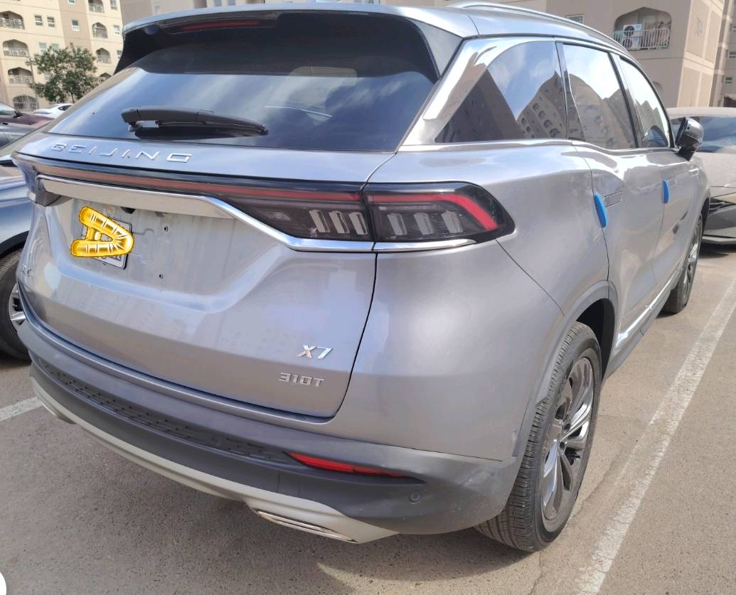 🔥 للبيع — BAIC X7 موديل 2025 اللون سلفر فل أوبشن — قمة الفخامة والتكنولوجيا 🔥 
🚨 أمتيازات مرسيدس بنز !!!
▪️بسعر (175) ورقه و بيها مجال بدون لوحات تاخذها و ترقمها وين متريد ! 🔥  
▪️عداد  الكيلو متر (188كم و قابل للزيادة)!
▪️استلام شركة جديد زيرو!!!
▪️ضمان سنتين تبديل دهن و فلاتر تبريد مجاناً ! 🔥
▪️ضمان 6 سنين محرك و گير ! 🔥 
إذا تدور على سيارة SUV حديثة تجمع بين الشكل الأوروبي، التكنولوجيا الذكية، الراحة العائلية، والمواصفات المستقبلية… فالـ BAIC X7 تعتبر من أقوى الخيارات الموجودة حالياً 😎

━━━━━━━━━━━━━━━

🚘 معلومات السيارة:
▪️ الشركة المصنعة: BAIC
▪️ الموديل: X7
▪️ سنة الصنع: 2025
▪️ اللون الخارجي: سلفر معدني فاخر ✨
▪️ اللون الداخلي: جلد Nappa من مرسيدس برتقالي فاخر مع تطعيمات حديثة
▪️ الفئة: فل كامل / أعلى تجهيز
▪️ عدد الركاب: 5 ركاب براحة ومساحات واسعة جداً
▪️ تصنيف السيارة: SUV عائلية رياضية فاخرة

━━━━━━━━━━━━━━━

⚙️ المحرك والأداء:
🔹 محرك 1.5 لتر Turbo GDI
🔹 4 سلندر تيربو اقتصادي وقوي
🔹 القوة: 185–188 حصان
🔹 العزم: 305 نيوتن متر
🔹 ناقل حركة 7 سرعات DCT مزدوج التعشيق
🔹 دفع أمامي FWD
🔹 استجابة ممتازة بالتسارع
🔹 ثبات عالي على السرعات
🔹 نظام قيادة Eco / Sport
🔹 عزل احترافي للهواء والأصوات
🔹 سرعة قصوى تقارب 240 كم/س
🔹 استهلاك وقود اقتصادي 19.3 كم لكل 1 كم
🔹 خزان وقود 60 لتر

━━━━━━━━━━━━━━━

🛞 نظام التعليق والثبات:
✔️ تعليق أمامي MacPherson مستقل
✔️ تعليق خلفي Multi-Link متعدد الوصلات
✔️ راحة عالية بالمطبات والشوارع العراقية
✔️ ثبات ممتاز بالمنعطفات والخطوط السريعة
✔️ نظام مانع الانزلاق TCS
✔️ نظام الثبات الإلكتروني ESP
✔️ فرامل ABS + EBD + EBA

━━━━━━━━━━━━━━━

📏 الأبعاد والمساحات:
▪️ الطول: 4745 ملم
▪️ العرض: 1892 ملم
▪️ الارتفاع: 1715 ملم
▪️ قاعدة عجلات: 2800 ملم
▪️ ارتفاع عن الأرض: 200 ملم
▪️ مساحة رجلين خلفية ضخمة
▪️ شنطة خلفية كبيرة مناسبة للسفر والعائلة
▪️ تصميم انسيابي بمعامل مقاومة هواء منخفض جداً

━━━━━━━━━━━━━━━

✨ التصميم الخارجي:
✔️ واجهة هجومية رياضية عصرية
✔️ شبك أمامي كرومي فاخر
✔️ إضاءة LED Matrix أمامية وخلفية
✔️ إضاءة نهارية DRL حديثة
✔️ خطوط ديناميكية فخمة
✔️ مقابض أبواب مخفية كهربائية Smart Handles
✔️ سقف بانوراما ضخم جداً بحجم يقارب 1320×850 ملم 🌌
✔️ جنوط رياضية قياس 20 إنج
✔️ مرايا كهربائية مع تدفئة وطي أوتوماتيك
✔️ جناح خلفي رياضي
✔️ باب خلفي كهربائي ذكي
✔️ حساسات أمامية وخلفية كاملة
✔️ كاميرات محيطية 360° ثلاثية الأبعاد HD

━━━━━━━━━━━━━━━

🛋️ الداخلية والفخامة:
✨ داخلية تعتبر من أفخم الداخليات ضمن فئتها السعرية

✔️ جلد Nappa فاخر
✔️ مقاعد كهربائية متعددة الوضعيات
✔️ تبريد + تدفئة  😮‍💨
✔️ ذاكرة حفظ لوضعية السائق
✔️ تحكم كهربائي كامل بالمقاعد
✔️ إضاءة داخلية Ambient Light بـ 64 لون 🌈
✔️ خامات Soft Touch فخمة جداً
✔️ ديكورات داخلية حديثة
✔️ فتحة سقف بانوراما ثنائية
✔️ مكيف أوتوماتيك ذكي ثنائي التحكم
✔️ فتحات تكييف خلفية
✔️ فلتر تنقية هواء للمقصورة
✔️ عزل حراري وصوتي ممتاز

━━━━━━━━━━━━━━━

📱 التكنولوجيا والشاشات:
🔥 من أكثر السيارات الصينية تطوراً بالتكنولوجيا

✔️ 3 شاشات LCD داخلية:
• شاشة عدادات رقمية 12.3 إنج
• شاشة وسطية ترفيهية 12.3 إنج
• شاشة مستقلة للتحكم بالمكيف 7 إنج

✔️ Apple CarPlay
✔️ Android Auto
✔️ بلوتوث + أوامر صوتية
✔️ مساعد صوتي ذكي بالذكاء الاصطناعي !
✔️ نظام التعرف على الوجه 😳
✔️ تشغيل بصمة Start/Stop
✔️ دخول ذكي بدون مفتاح
✔️ شاحن لاسلكي سريع
✔️ USB أمامي وخلفي
✔️ تحكم كامل من المقود
✔️ تحديثات ذكية للنظام

━━━━━━━━━━━━━━━

🅿️ أنظمة الركن والمساعدة:
✔️ كاميرا 360° HD
✔️ عرض ثلاثي الأبعاد للسيارة
✔️ خطوط ديناميكية أثناء الرجوع
✔️ نظام ركن ذاتي Auto Parking 🤖
✔️ مساعد نزول المرتفعات HDC
✔️ مساعد صعود المرتفعات HHC
✔️ Auto Hold
✔️ فرامل إلكترونية EPB

━━━━━━━━━━━━━━━

🛡️ أنظمة الأمان والذكاء:
✅ مثبت سرعة راداري ذكي IACC
✅ تحذير مغادرة المسار LDW
✅ المحافظة على المسار
✅ مراقبة النقطة العمياء BSD
✅ تحذير اصطدام أمامي FCW
✅ فرملة طوارئ أوتوماتيكية AEB
✅ التعرف على إشارات المرور TSR
✅ مراقبة تعب السائق
✅ High Beam Assist للإضاءة العالية الذكية
✅ 6 وسائد هوائية
✅ TPMS مراقبة ضغط الإطارات
✅ فتح الأبواب أوتوماتيكياً وقت الحوادث
✅ نظام مانع السرقة + Immobilizer

━━━━━━━━━━━━━━━

🌟 مميزات تخليها تنافس سيارات أغلى منها:
⭐ تصميم قريب للسيارات الأوروبية
⭐ فخامة داخلية أعلى من سعرها
⭐ تكنولوجيا متقدمة جداً
⭐ راحة ممتازة بالسفر والخط
⭐ مناسبة للعائلة والشباب
⭐ قيمة عالية