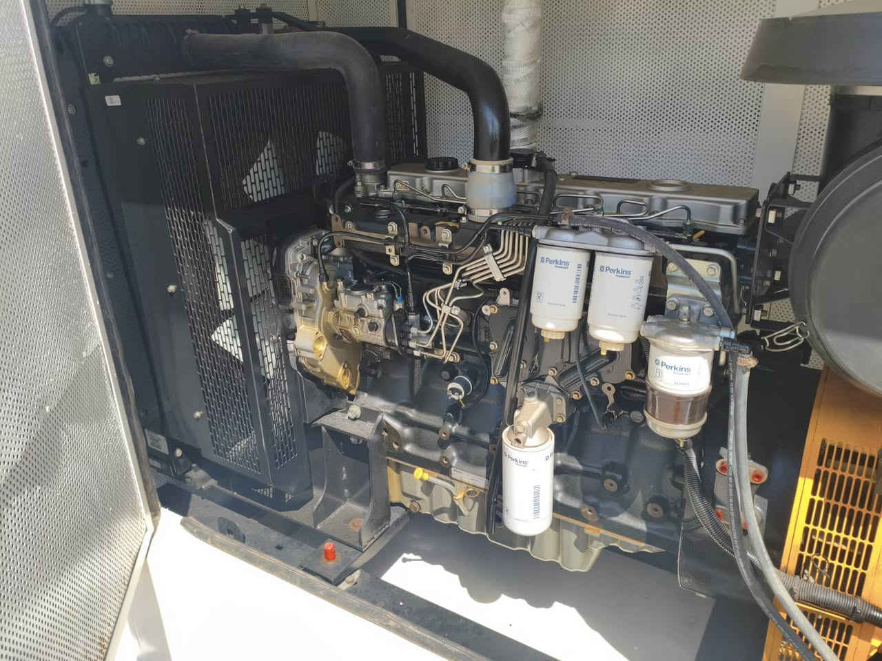 السلام عليكم ورحمه الله
للبيع
مولدة بيركنز إنكليزي 
٦سلندر ١٥٠كيفي
حديث حجم البستم ١٠٥ملم 
عدد ساعات التشغيل ٧٠٠٠ساعة
كاتم غدار سوبر سايلنت 
بلادي وضمان ع حمل 
للمزيد من التفاصيل لاتصال أو المراسلة 
*********** ابو شهم الزبيدي 
بغداد عوريج
