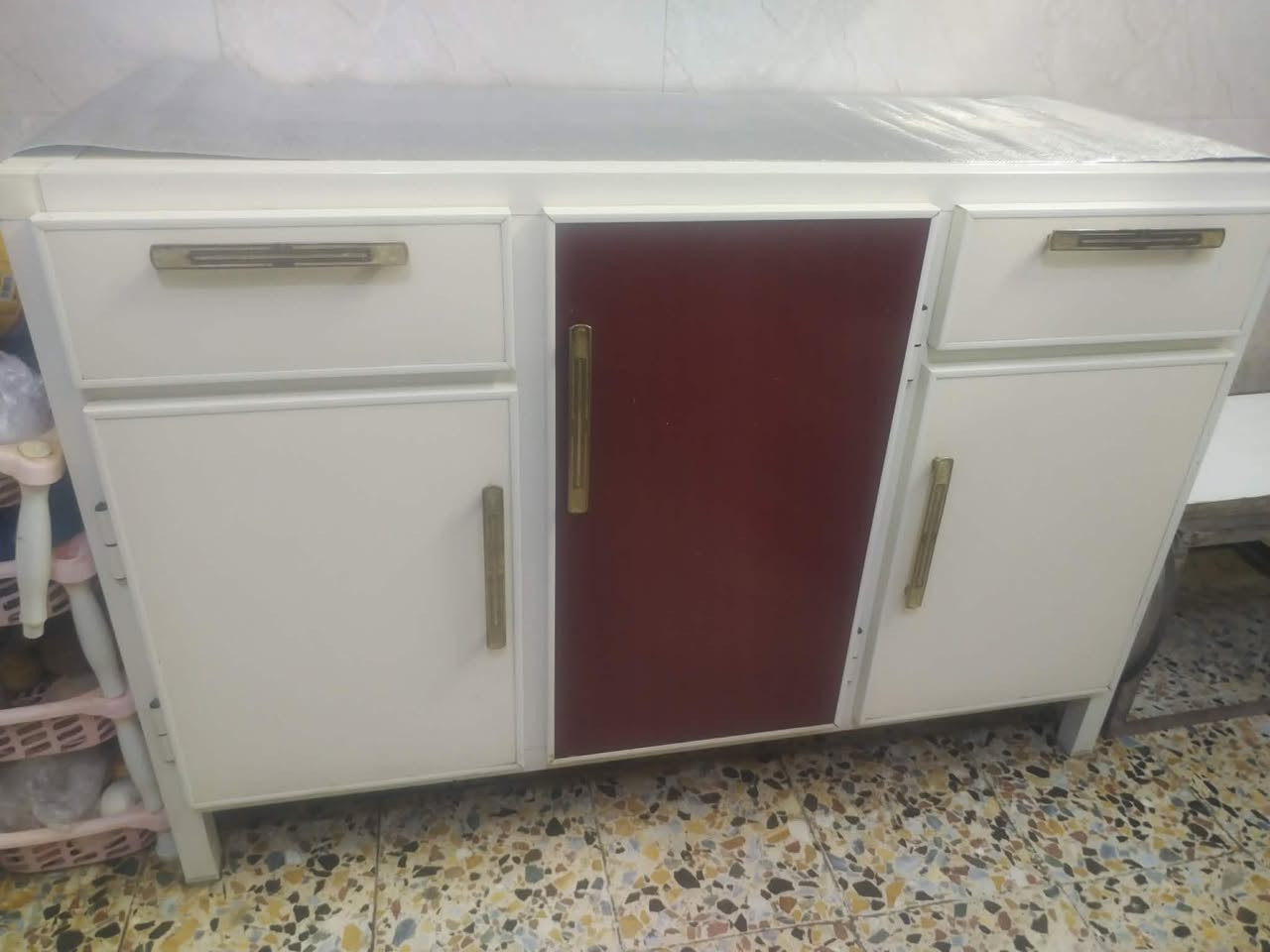 السلام عليكم كاونتر للبيع نضيف ومابيه اي اضرار مكاني بغداد نهاية الشرطة الخامسة السعر ٢٠٠ وبيه مجال بسيط للاستفسار ***********
