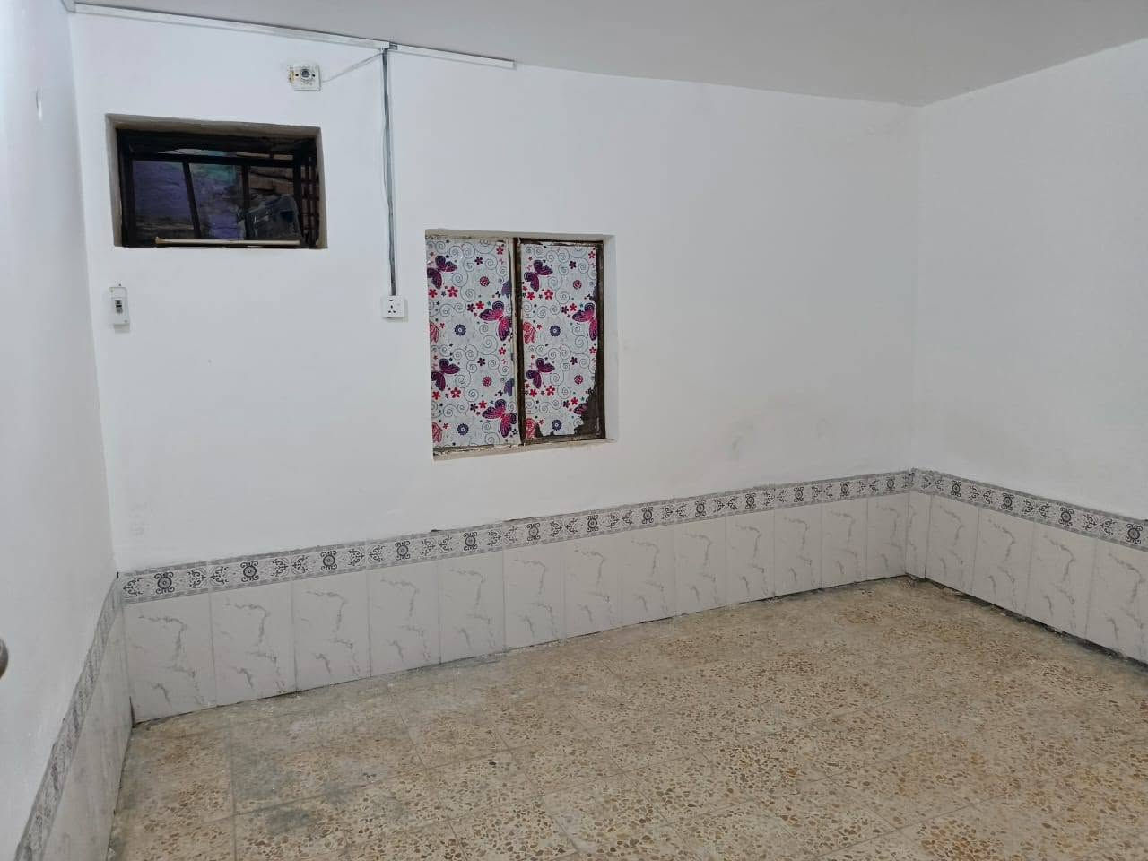 دار للبيع بحي بصالحيه قرب حسينيه صاحب الزمان مساحه 100 بيت نضيف يتكون من أربع غرف نوم صاله او مطبخ أو استقبال أو صحيان لاستفسار واتساب ***********
