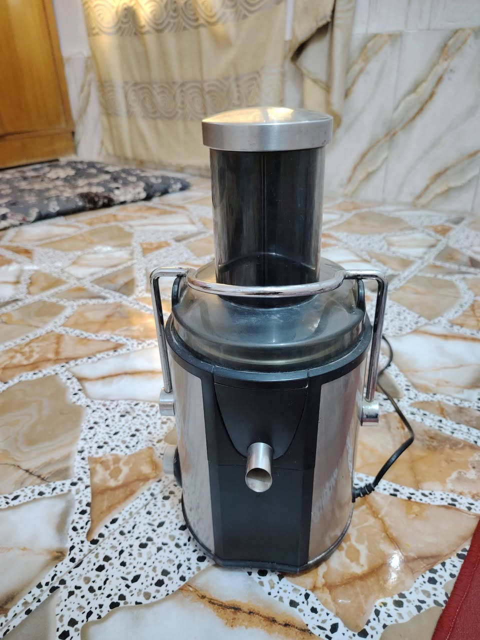 السلام عليكم
خلاط GOSONIC
شغال ونضيف 
نوعية ممتازة كلشي تخلي بي يعصره يطلع العصير وحد والكشر وحد
اني ماخذه ب 90 الله شاهد قيم واخذ باليرضي الله
واتساب ***********
