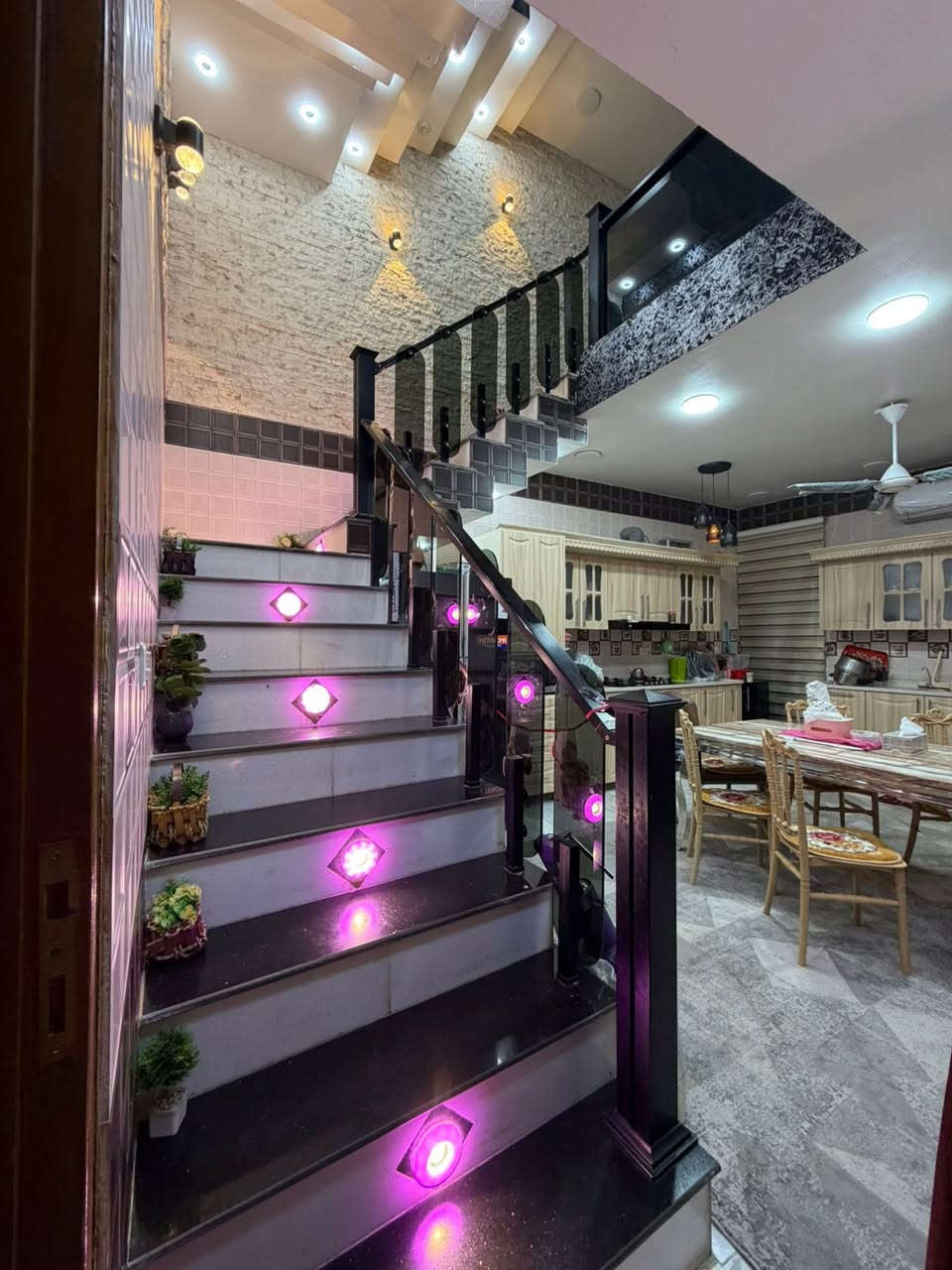 دار للبيع / سبع ابكار 
زراعي سند ٢٥ 
قرب منتزه هبي دي 
المساحة ١٠٥ متر 
صالة ومطبخ وخدمات و ٥ غرف نوم
السعر ٢٦٥ مليون
واتس اب ***********
واتس اب ***********
