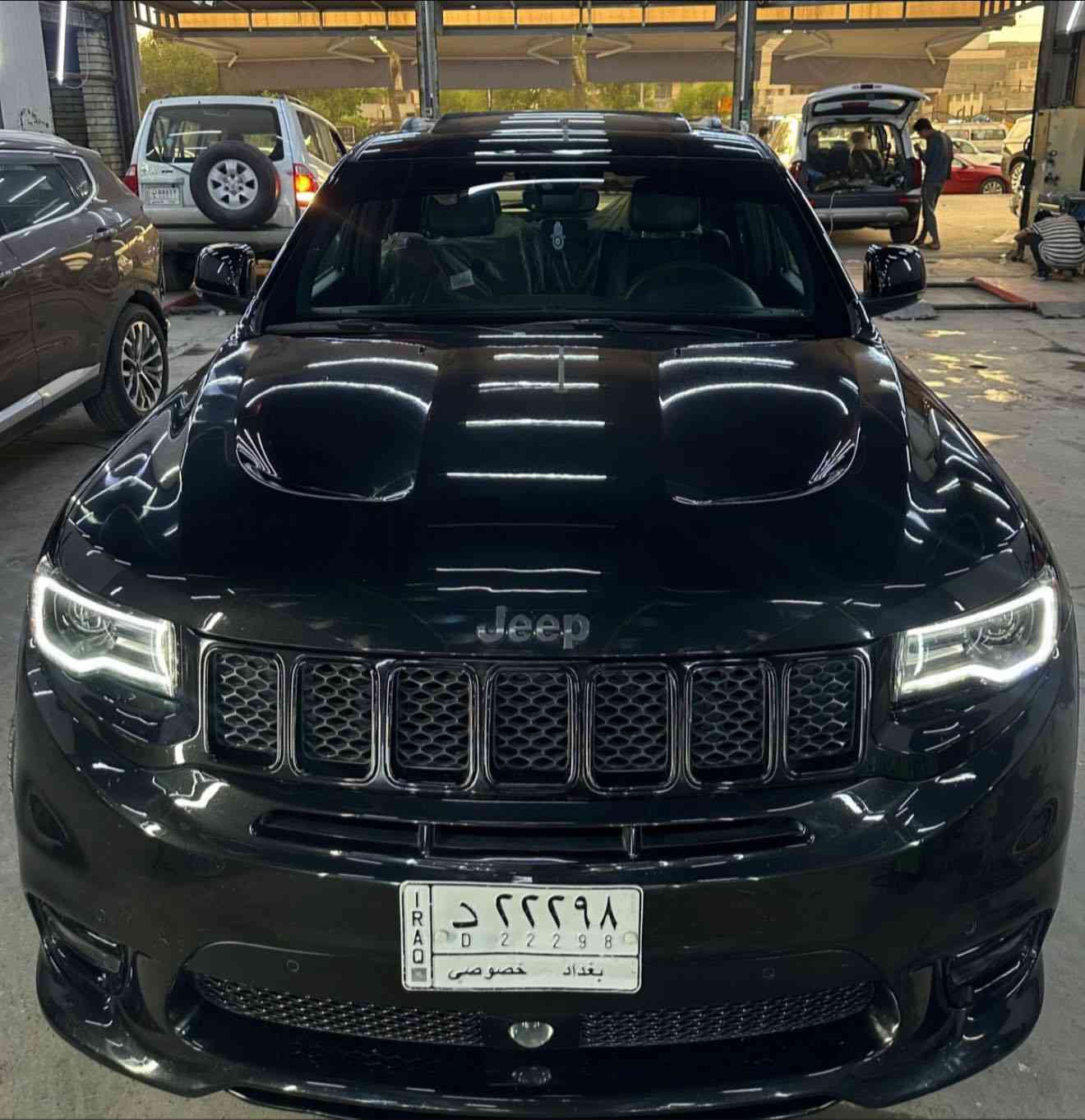 السلام عليكم لبيع Jeep (Limited X)
الحادث خشم  البنيد مبدل اصلي نفس اللون 
وجاملغ صبغ وصور الحادث موجوده 
ماشيه 80 الف 
السيارة حيل جديدة

الموديل :2019
المحرك : V6.  3.6L .

تخم تايرات جديد
صدر جديد امامي خلفي
ترايها كلش حلو سياره برغي مناقصها بأسمي تحويل نفس اليوم 🖤

* المواصفات :
* نقطة عمياء .
* دفع رباعي 4x4 . 
* فرش المقاعد من الجلد . 
* المقاعد الأمامية كهربائية .
* ذاكرة لحفظ وضعيات الجلوس . ليد
* المقاعد الأمامية مع تدفئة . 
* صف المقاعد الخلفية مع تدفئة . 
* ويل قياس 20 انج اسود لماع .
* مقود السائق كهربائي . 
* تدفئة ستيرن . 
* سقف بانوراما .
* شاشه 8.4 انج .
* نظام الملاحة (GPS) . 
* نظام خاص للطرق الوعرة . 
* مصابيح امامية زنون . 
* المصابيح الأمامية مع LED لايت . 
* كشافات الضباب زنون . 
* تشغيل عن بعد .
* صندوق كهربائي .
*  حساسات أمامية . 
*  حساسات خلفية .
* كاميرا خلفية .
* بخاخ ماء لتنظيف المصابيح الامامية .
* مرايا بخاصية التعتيم الذاتي . 
* مرايا جانبية قابلة للطي كهربائيا . 
* بلوتوث تلفون . 
* محدد سرعة . 
* نظام تشغيل واطفاء اوتماتيكي للمحرك للتوفير من صرف الوقود .
* نظام بريك اوتماتيكي 
مكانها بغداد البياع 0773 673 6737‬
للاستفسار اتصال او وواتساب
