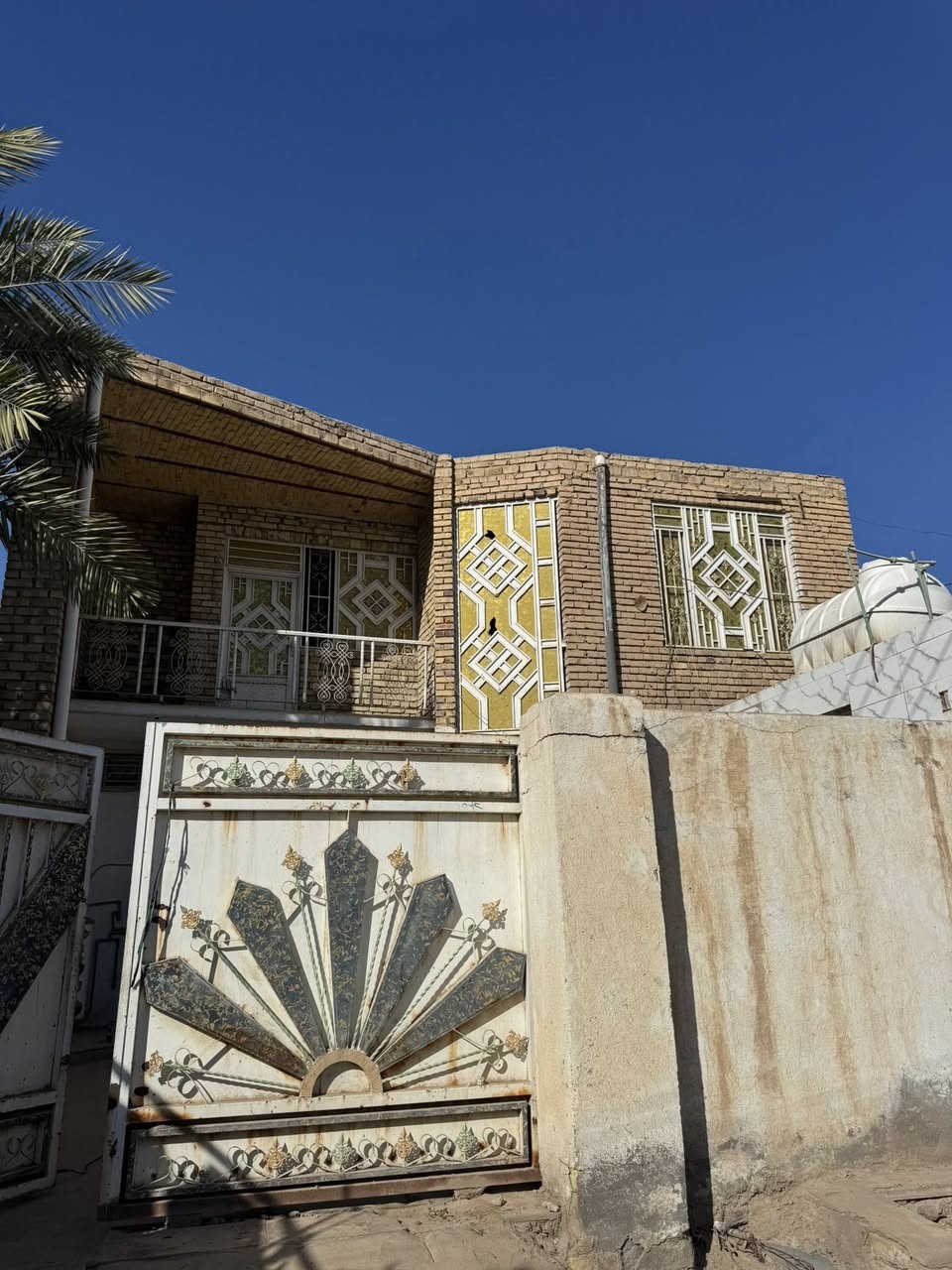 س ع يوجد دار ليجار المساحه ٢٠٠ م قاطين حي الوحده لاسلاميه قرب مكتب الغاز *********** سعر يجاره ٣٥٠ قفله
