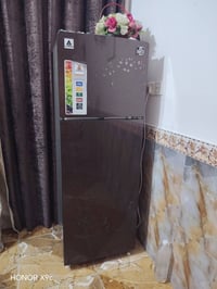 ثلاجه حجم وسط الحافظ كلش نظيفه اخت الجديده بيهه ضمان السعر ٣٠٠ وبيهه م...