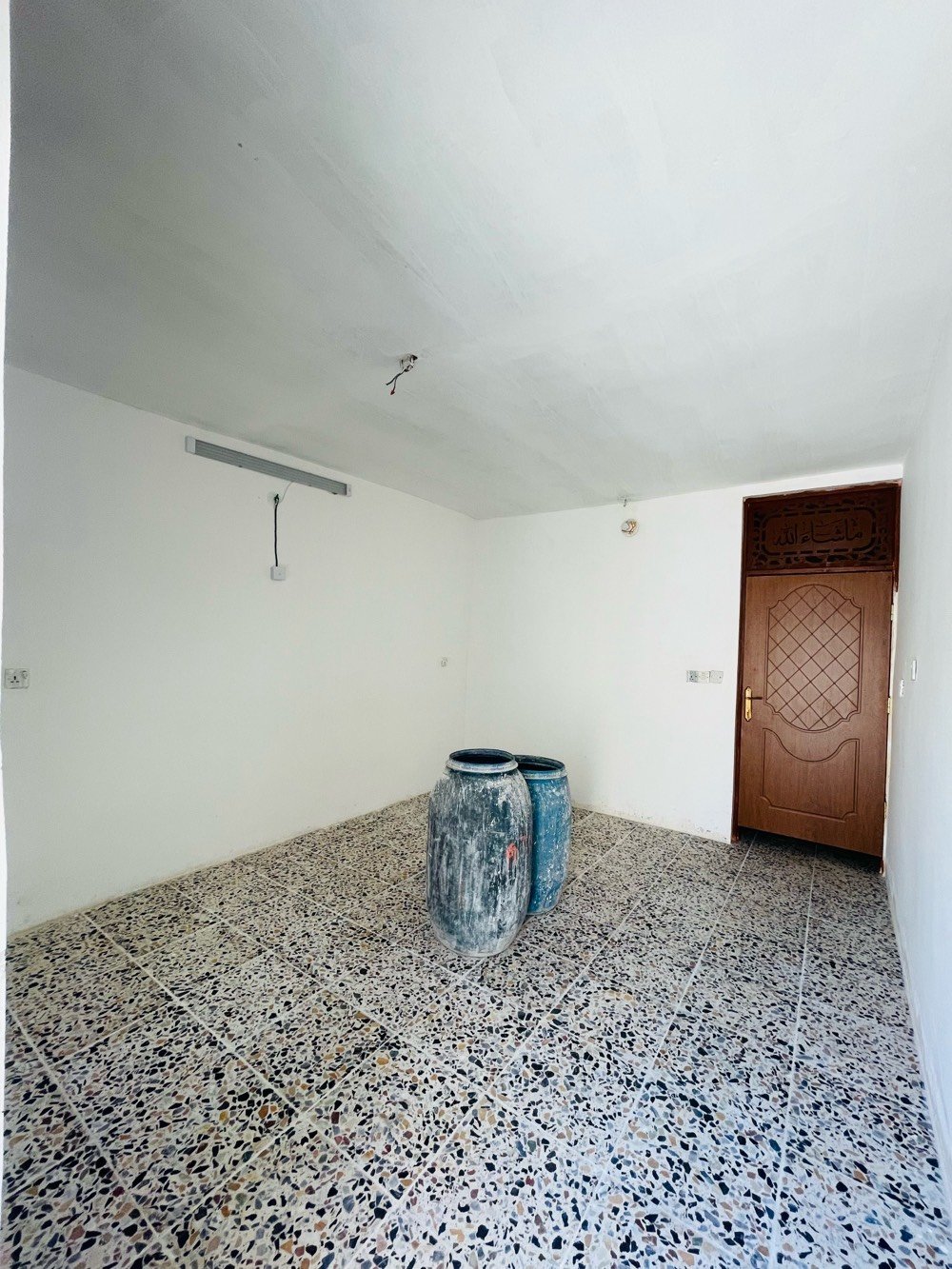 السلام عليكم 
للبيع دار سكني الموقع بغداد حسينية الراشدية مجاور العمارة الحمراء خلف الشارع التجاري (شارع المكاتب) 

مواصفات الدار :-
موقع جداً ممتاز 
ترميم جديد قبل أيام طلعو الخلفات من عنده شغل درجة أولى الدار فارغ وجاهز للسكن 
مساحة الدار 80 متر 
1-گراج 
2-استقبال
3-مطبخ
4-صحيات
الطابق الأرضي:غرفة واحدة 
الطابق الثاني:غرفة واحدة مع صالة 

السعر 120 مليون وبي مجال جداً بسيط
للأستفسار الأتصال على 
***********
***********
