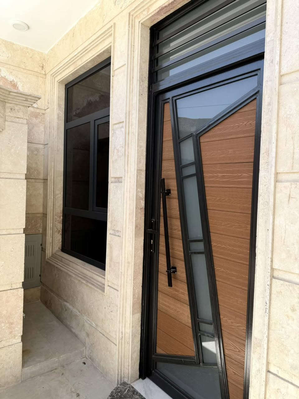 🏠دار  للبيع 🏠

📍كوت / الزهراء / حي الرفيعي- قرب مدرسة البيارق📍

✅مساحة الدار 105 م (5 م * 21م)   

✅بناء حديث (2026) جديد و غير مسكون

يتكون من طابقين

الطابق الاول:-
استقبال ومطبخ وهول وغرفة نوم وصحيات داخلية وخارجية

الطابق الثاني :-
غرفتين نوم وهول وصحيات 

للاستفسار مراسلة الصفحة او الاتصال على☎️☎️

***********

===============================
#مستعدون_لبيع_وشراء_الاراضي_السكنية_في_الهورة_والزهراء_والخاجية_والياسمين_والاسكان_والداحرة_وام_هليل

#شكراً_لإختياركم_قصر_الروان_للعقار
