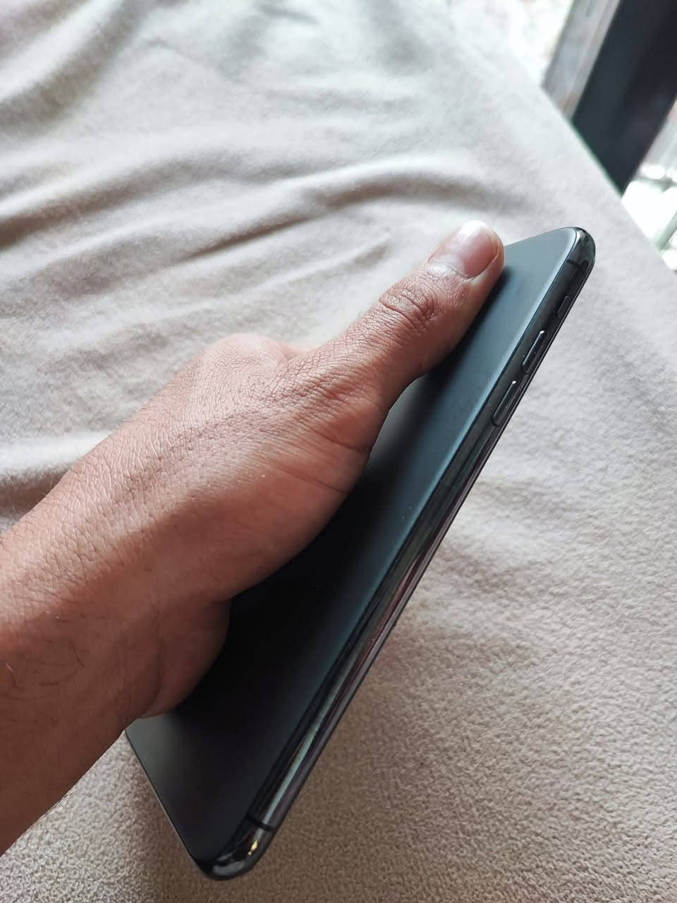 ايفون ١١ برو ماكس ذاكرة ٢٥٦ بطارية مبدلة و شاشة مبدلة اصلية شرط و فيس ايدي شغال و تك سيم و ايسيم نظافة ١٠٠٪؜ و على تحديث القديم و يدعم تحديث الجديد قيم اذا عجبني سعرك نتوكل


**إذا كنت صاحب هذا الإعلان وتريد حذفه لأي سبب، رجاءا أرسل رسالة إلى الدعم الفني**