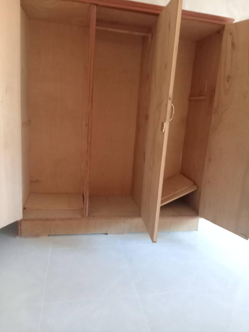 السلام عليكم يوجد كنتور ثلاثه بيبان ويوجد بوفيه ثنينهم ب 200ألف وبيهن مجال
العنوان كوفه حي الفرات ***********
