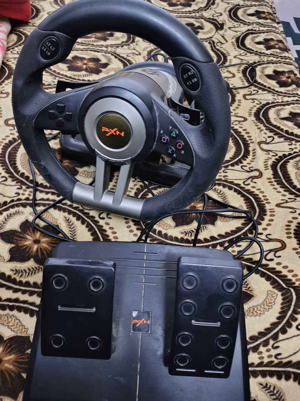 سلام عليكم المنتج هو عجلة قيادة للألعاب من نوع PXN V3 Pro. 
تتميز العجلة بزاوية دوران 180 درجة ومقبض مطاطي لراحة أكبر أثناء اللعب. 
تحتوي على محركات اهتزاز مدمجة لتوفير تجربة واقعية ومحاكاة لاهتزازات الطريق. 
تتضمن طقم دواسات قابل للطي للتحكم في السرعة والكبح. 
توافق عالي مع أجهزة الكمبيوتر (PC)، ومنصات بلايستيشن 3/4، وإكس بوكس، وسويتش.  سعره ٧٠الف وبي مجال  مكاني نجف حي ميسان اي خلل مابي ويه القاعده مالته   رقم***********

