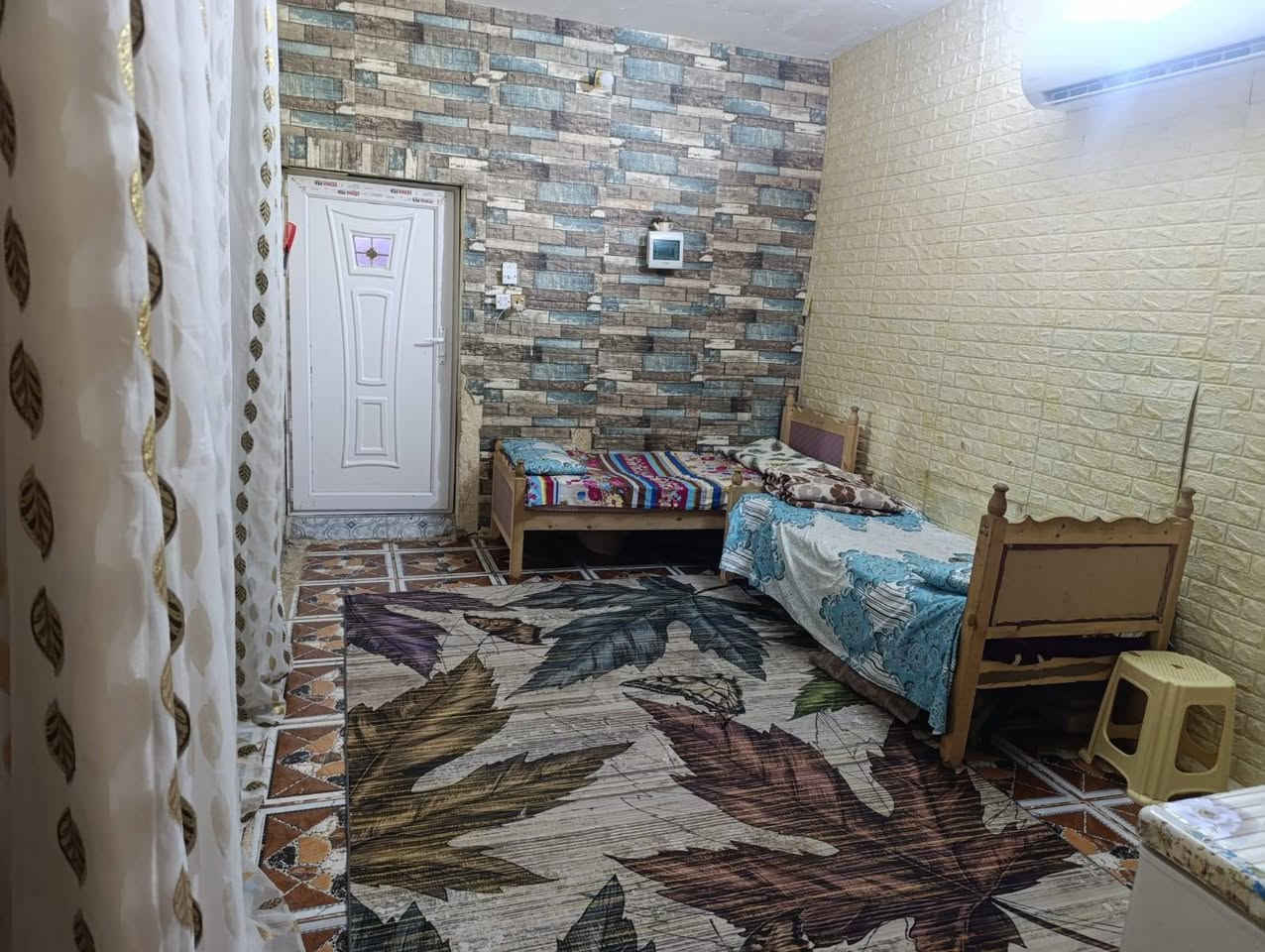 بيت للبيع قرب الحسينية حجي جخيور عالرصيف   واجهته( ٥ )امتار المساحة الإجمالية ٣٠٠ متر طولاني يتكون من غرفه صاله مطبخ استقبال بناء بلوك حديث السعر التواصل عن طريق الموبايل (***********) مكلف بالنشر
