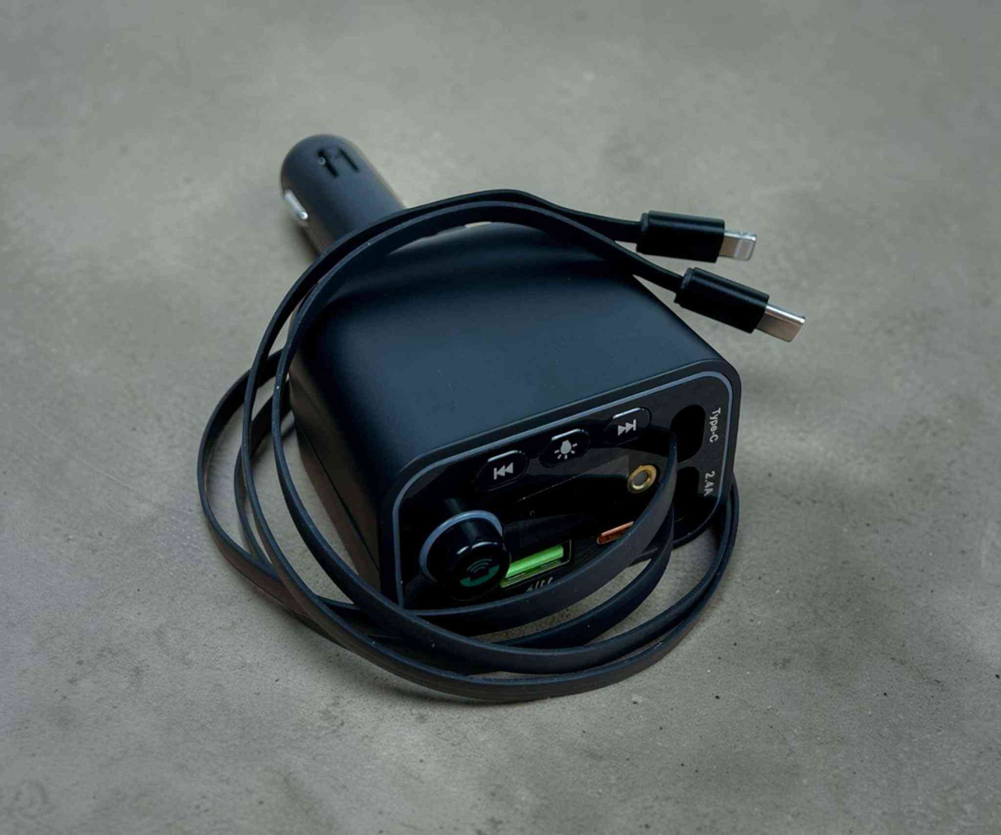 شاحن فيتة للسيارة مع نشرة روز رايز

الاستخدامات

شحن الهواتف والأجهزة الذكية داخل السيارة بسرعة عالية.

تشغيل الموسيقى من الهاتف إلى سماعات السيارة عبر البلوتوث.

إجراء المكالمات الهاتفية بدون استخدام اليدين أثناء القيادة.

تشغيل الموسيقى من فلاش USB أو بطاقة الذاكرة داخل السيارة.

بث الصوت إلى راديو السيارة عبر خاصية FM transmitter.

المميزات

شاحن سيارة متعدد الوظائف 5 في 1 يجمع بين الشحن وتشغيل الموسيقى.

قدرة شحن تصل إلى 120 واط للشحن السريع.

يدعم Bluetooth V5.3 + EDR لاتصال مستقر وسريع.

يحتوي على عدة منافذ شحن:

منفذ USB 3A

منفذ USB 2.4A

منفذ Type-C

يدعم تشغيل الموسيقى من USB  TF Card.

يدعم صيغ الصوت MP3  APE  FLAC  WAV  WMA.

يدعم مكالمات Hands-Free أثناء القيادة.

شاشة LED لعرض التردد وحالة التشغيل.

إضاءة LED ملونة تعطي مظهر أنيق داخل السيارة.

نطاق تردد FM من 87.5 إلى 108 MHz.

يدعم بطاقات ذاكرة حتى 32GB.

يعمل على جهد DC 12-24V مناسب لمعظم السيارات.

مسافة إرسال FM تصل إلى 5 متر.

محتويات الصندوق

جهاز شاحن السيارة البلوتوث.

دليل الاستخدام.

الملاحظات

قياس الكارتون:

الطول: 8 سم  العرض: 5 سم  الارتفاع: 20 سم.

قياس المنتج:

الطول: 6 سم  العرض: 4 سم  الارتفاع: 14 سم.

طول أسلاك الشحن: 75 سم. بغداد, العراق


**إذا كنت صاحب هذا الإعلان وتريد حذفه لأي سبب، رجاءا أرسل رسالة إلى الدعم الفني**