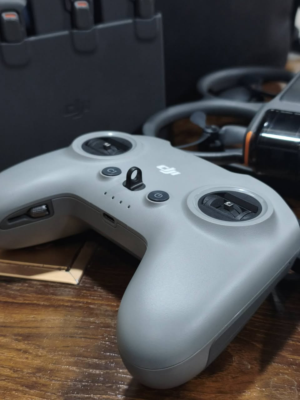 افاتا  DJI Avata 2 كومبو
الدرون جديدة وبعدها بالستيكرات مال الشركة بس مفتوحة للفحص داخل البيت ماطايرة بالشارع 
جنطتها  وكافة الملحقات موجودة 

الدرون Avata 2
النظارات (Goggles)
جويستك عدد 2 تحكم آلي وتحكم يدوي 
بطاريات (عدد … 3)
الشاحن + الكيبلات
الحقيبة
السعر مليونين و 200 الف بيها مجال
مكاني النجف ..
***********
