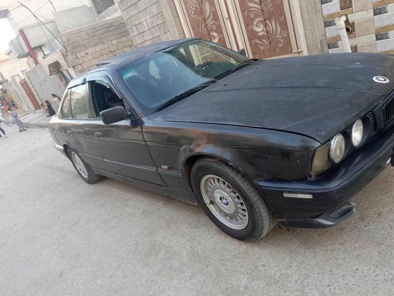 سلام عليكم بي ام لبيع 525موديل1991محرك كير شرط كير عدي تبريد ثلج كهربائيّ كلها شقاله سياره بيها مشرحه تكم سقف فقط ما بيها لا معجون لا خيسان نضيفه السعر 41رقم ***********بي واتساب
