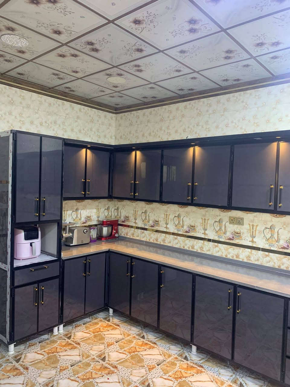 تم انجاز مطبخ في حي الجمعيه في مدينه القائم   حسب طلب الزبون  وحسب المواصفات المطلوبه مواد وعمل درجه اولى من معمل الأخوين  وبانسب الأسعار   العنوان الانبار القائم مقابل مركز الشباب هاتف ***********
