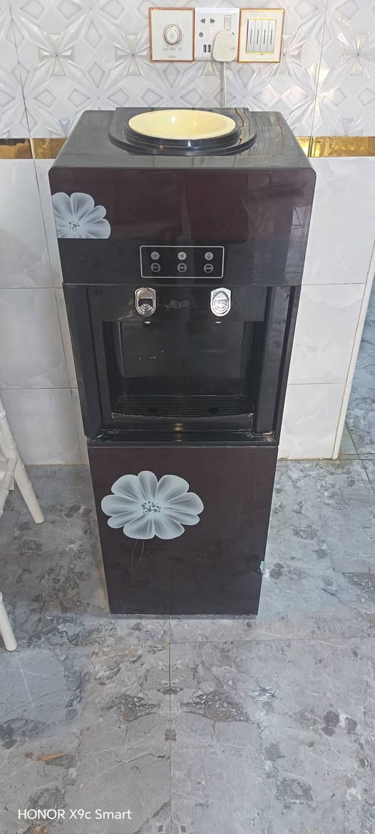 براد ماء للبيع نظيف كلش حار بارد وثلاجه كامل  بسعر ٦٥ الف للتواصل *********** المكان الناصريه الاسكان الصناعي
