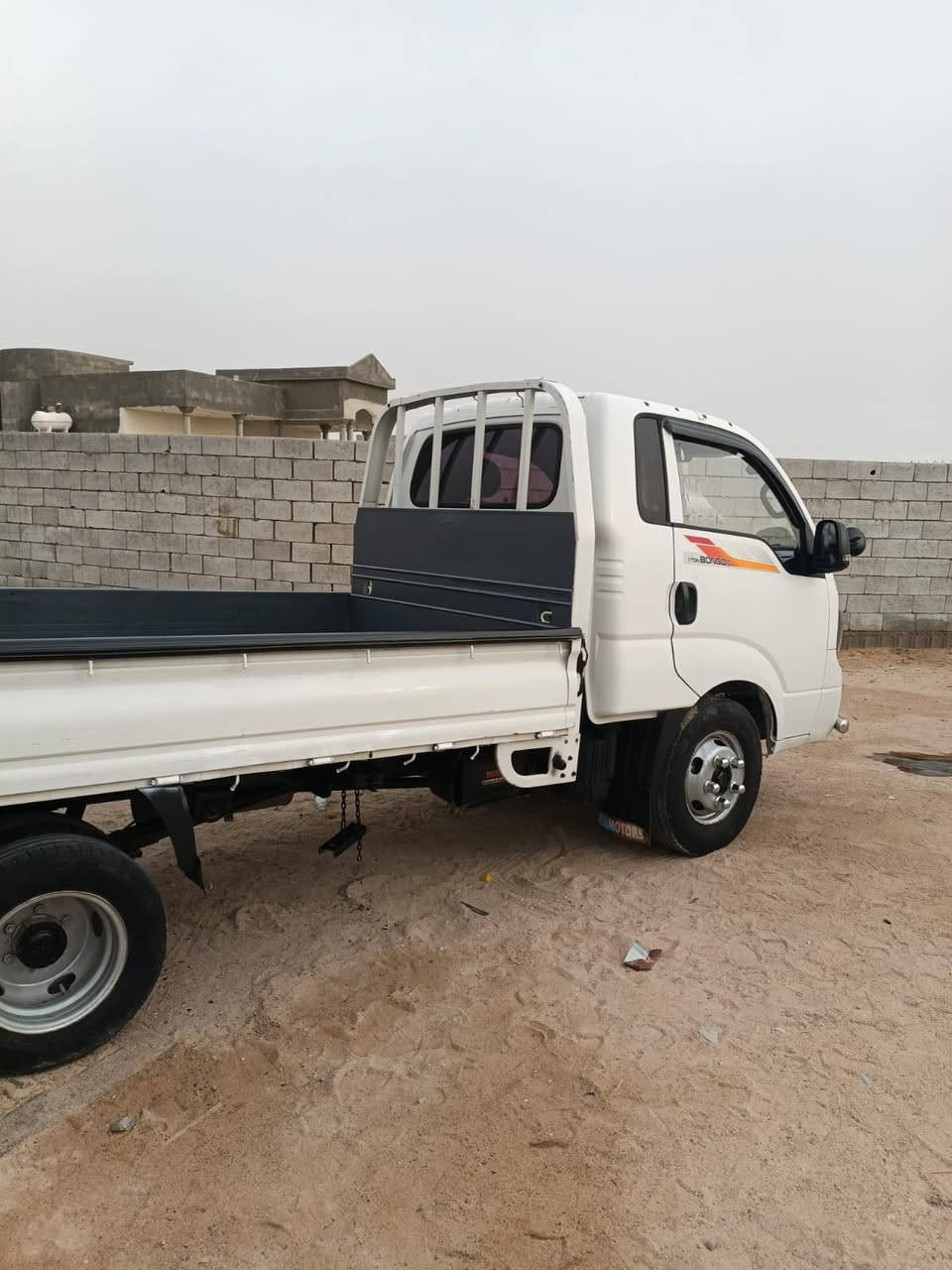 بنكوفحل مسكر دبلو ١٧ باسمي رقم بصره إنكليزي محور ١٤ محرك جديد قبل يومين شاده بيها ضربه خفيفه باللغد جهةٍ السايق سعره ١٢٥ للاستفسار ***********،،،،***********
