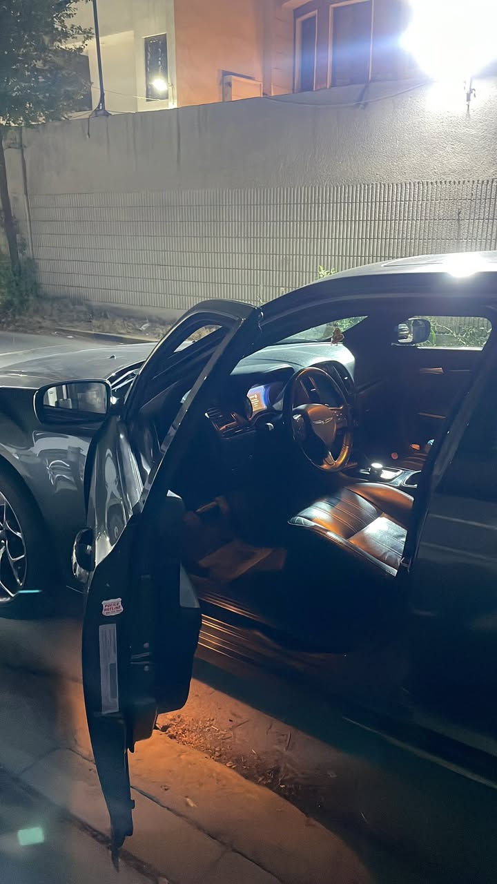 للبيع كرايسلر 300s
موديل2018
V6 3.6 محرك
سعر 280
كلين تايتل كندي
جير 8 سرعات تبديل ناعم جداً لون رصاصي غامق مميز
داخلية جلد فخمة ورياضية
المواصفات:
شاشة كبيرة
 كاميرا خلفية
 تشغيل بصمة + ريموت ستارت
وياله رياضية 20
 مكيف ثلج
 مقاعد كهرباء
السيارة استخدام يومي ونظيفة جداً
للاستفسار ***********
