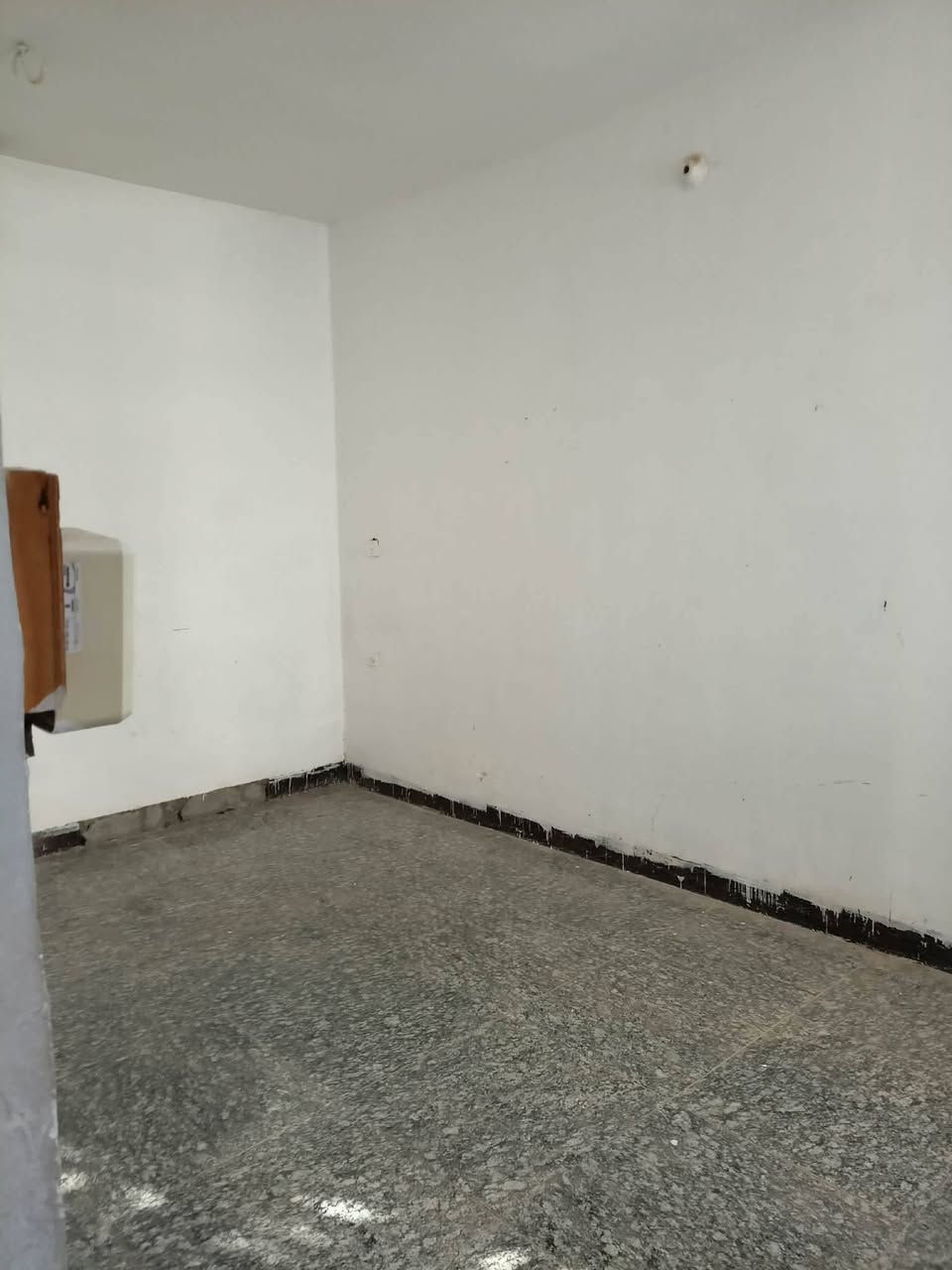دار مساحته 200 متر مربع، طابقين، يتكون الطابق الأول من مطبخ، حمامات عدد 2، هول، استقبال، غرف نوم عدد 2، مخزن، منور.
ويتكون الطابق الثاني من 4 غرف نوم وهول وسطي وحمامات عدد 2، كما يحتوي المنزل على كراج....
عنوان البيت: كربلاء/ حي النصر/قرب مدرسة إعدادية الثريا وثانوية بضعة الرسول "ص".

مبلغ الإيجار: 600 ألف دينار شهرياً
للاستفسار أكثر الاتصال على: ***********
