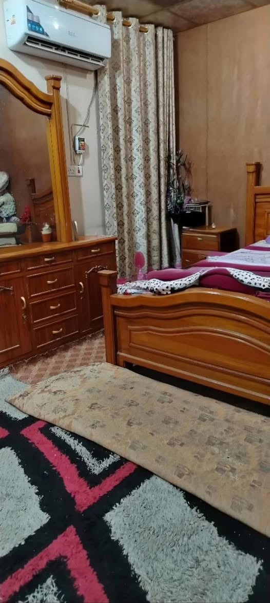 دار للايجار/ المنطقة : سامراء - حي السكك / المساحة 300 متر مربع/ طابقين / ط1 : مطبخ ( حار + بارد ) + استقبال + هول+ غرفة عدد 2 + مرافق غربيه وحمام + مرافق خارجية .
 ط2 : يحتوي 2 غرفة ( أحدهما تكون مخزن لصاحب العقار ) / البيت مؤثث يحتوي تخم عدد 2 وسبالت عدد 4 و كاونتر المنيوم ؛ وجميع الأجهزة الكهربائية الأخرى ( ثلاجة + مجمدة + براد + طباخ + غسالة اوتوماتيك ) مع غرفة نوم كاملة .
سعر الايجار الشهري650 دينار وبي مجال
للاستفسار ***********
كما موضح بل صور
