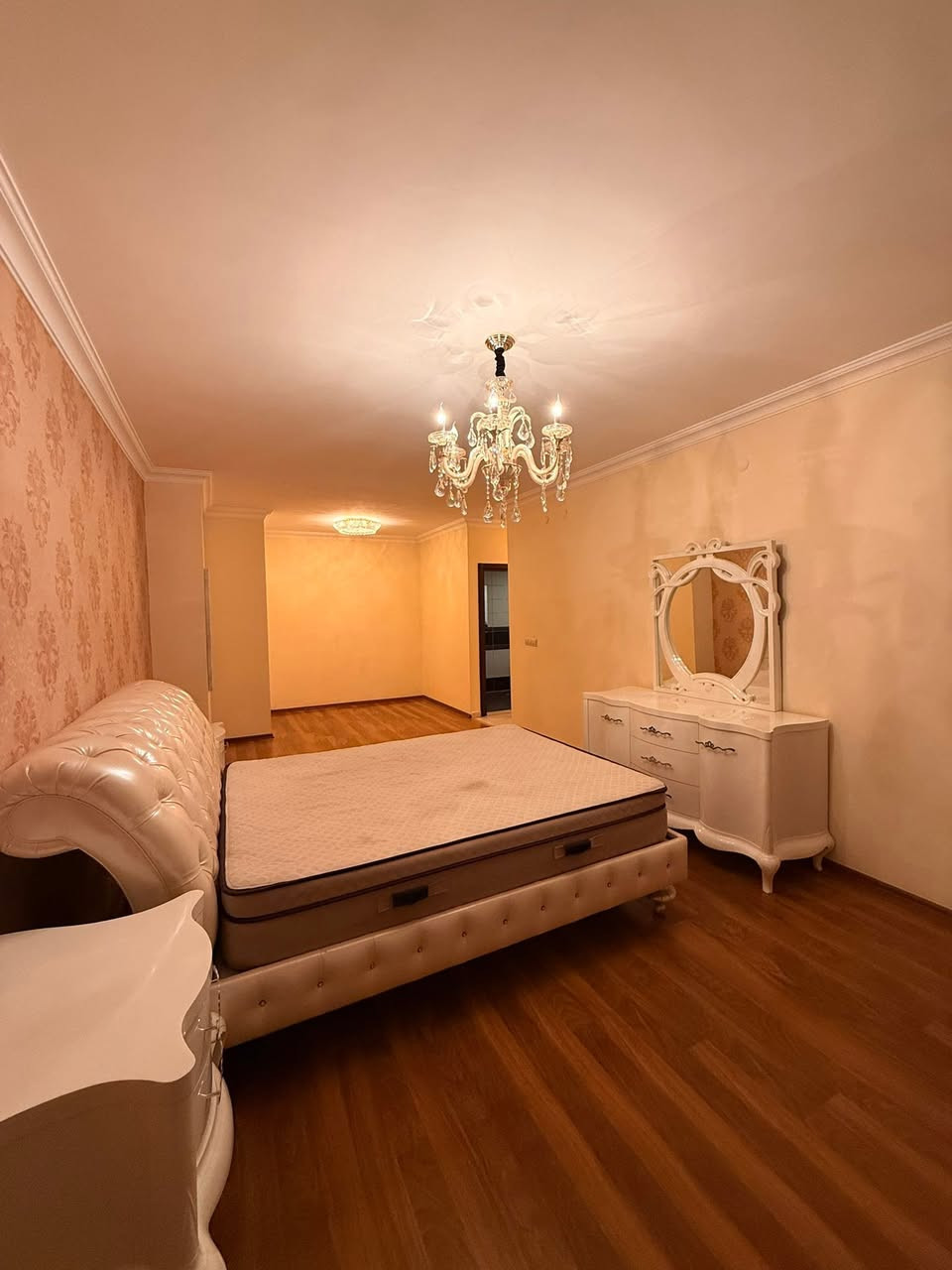 شقة دوبلكس مع اثاث للبيع في افروستي
تفاصيل الشقة:
:- عمارة B34
:طابق 7-8
:-مساحة 374
:-غورفة نوم 5
:- حمام 4
***********
