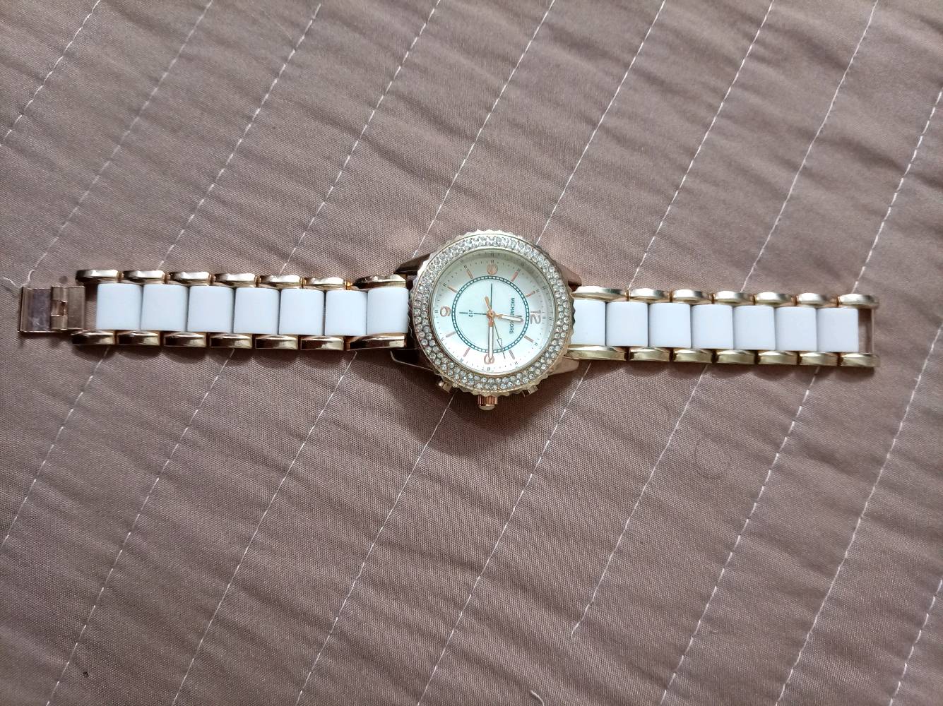 ساعات يد أنيقة ومتنوعة للرجال والنساء، تشمل علامة "Olivia Burton" بتصميم زهور جميل وبسيط وساعات ستانلس ستيل فاخرة. جميع الساعات بحالة جيدة ومثالية للمناسبات اليومية والاستخدام الرسمي. مثالية كهدية أو لإضافتها إلى مجموعتك الخاصة.