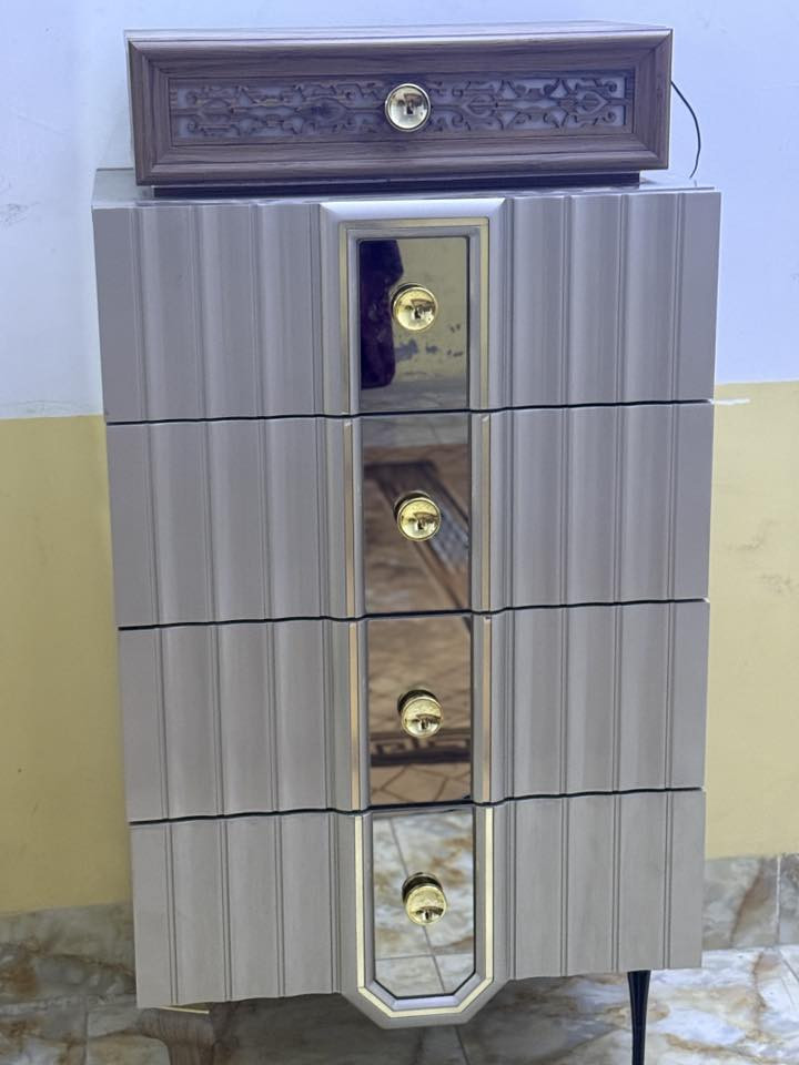 غرفة نوم للبيع فخمة جدا السعر مليونين ونص وبية مجال لليشتري غرفة تتكون من ١١ قطعة غرفة ثكيلة كلش وتكمة تتكون من سرير  وميزين يم السرير وكنتور سلايد ابو اربع بيبان وكنتور ابو بابين وكنتو ثاني ابو بابين وميز تواليت جبير وجرارات  وشازلونة يم السرير  وشازلونة صغيرة مال ميز تواليت ولغرفة كلش راقية وفخمة واخذتة قبل سنة ب اربع ملاين ابيعة مليونين وربع قفل الشراي يتصل ع هذا  الرقم او يستفسر واتساب 
***********
