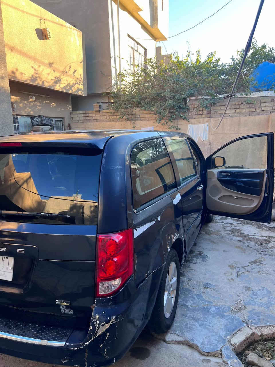 السلام عليكم
دودج كرفان 2013
سياره جاهزه افحص واطلع 
كفاله كير 
مكينه 
صدر 
حداديه
تخم تاير جديد 
داخل بلاد نظيف

بدون صبغ فقط جاملغ خلفي أمريكا 
بنيد وصندوق  مبدل بلاد 
 السعر 110 وبيها مجال حك الجيه 
للاستفسار ***********
