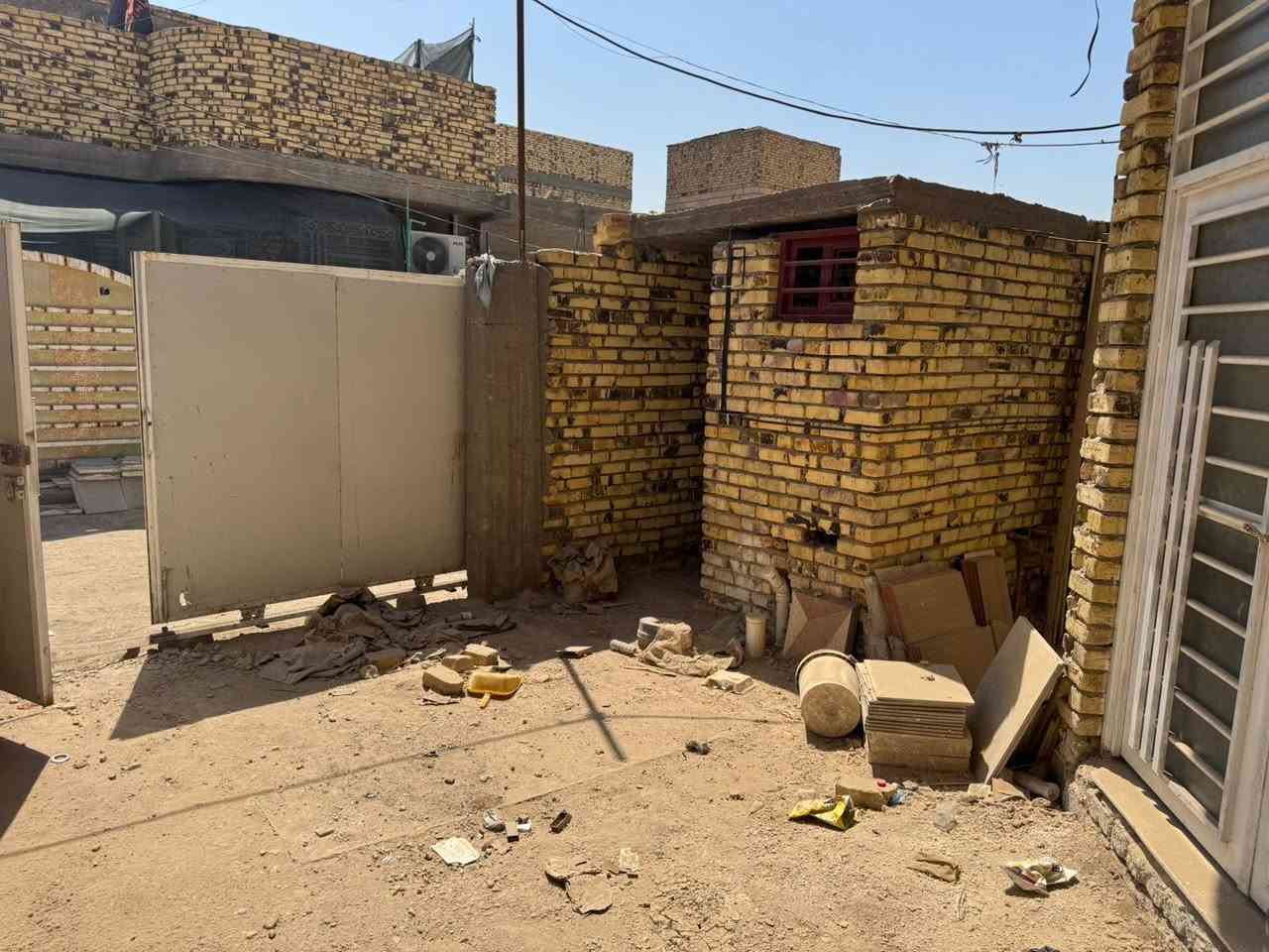 بيت مساحة 150متر الموقع شارع 80خلف اضواء بابل للتواصل ومعرفة باقي التفاصيل التواصل خاص او الاتصال على الرقم ‭0780 216 3852‬
