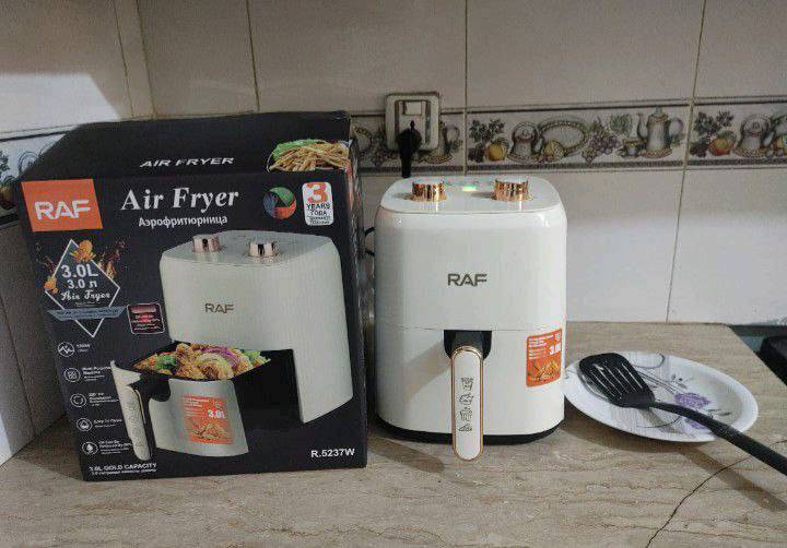 مقلاة راف الهوائية سعة 3 لتر - #الاصلي المنشأ ألماني🇩🇪💯

الأداة المثالية لعشاق الطعام اللذيذ والراغبين بالطهي الصحي. تتيح لك هذه المقلاة الهوائية تحضير أطباقك المفضلة بأستخدام كمية قليلة من الزيت أو بدونه،
مع الحفاظ على قرمشتها وطعمها اللذيذ. بفضل سعتها الكبيرة التي تبلغ 3 لترات، تُعد هذه المقلاة الهوائية مثالية لجميع أفراد الأسرة 

قلي صحي: حضّر أطباقًا لذيذة بنسبة دهون أقل تصل إلى 80% بفضل تقنية الهواء الساخن. استمتع ببطاطس مقلية مقرمشة، ووجبات خفيفة مقرمشة، ودجاج شهي، وغيرها الكثير، دون الحاجة إلى زيت زائد.

سعة كبيرة 3 لترات: تُسهّل هذه السعة الكبيرة تحضير وجبات لعدة أشخاص. مثالية للعائلات أو لتحضير كميات كبيرة.

تحضير سريع: مع محرك قوي بقوة 1300 واط، يصبح طعامك جاهزًا في دقائق. لا مزيد من أوقات الانتظار الطويلة!

درجة حرارة ومؤقت قابلان للتعديل: مع تحكم قابل للتعديل في درجة الحرارة ومؤقت عملي، يمكنك التحكم الكامل في تحضير أطباقك. تصميم صغير وأنيق: تتناسب مقلاة راف الهوائية البيضاء تمامًا مع أي مطبخ، بفضل تصميمها العصري والموفر للمساحة.

سهلة التنظيف: بفضل السلة القابلة للإزالة والسطح غير اللاصق، يسهل تنظيف هذه المقلاة الهوائية بسرعة.

خالية من روائح الزيت: بفضل استخدام كمية قليلة جدًا من الزيت، لا داعي للقلق بشأن الروائح الكريهة في مطبخك

#الاصلي المنشأ ألماني🇩🇪💯

السعر50  الف 
🚘 يوجد خدمة توصيل لجميع محافظات العراق 5 الاف 🚘