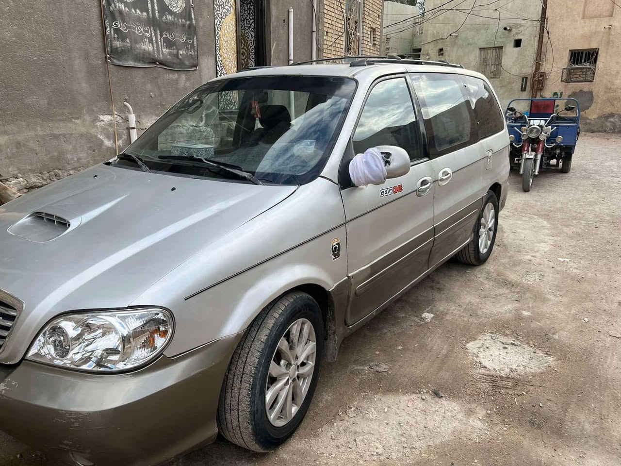 كيا كرنفال مديل 2000 محدث بجم 5  كير و مكينه خير من الله اوتماتيك تخم تاير جديد حداديه رقم بابل سنويه 2027 السعر 65 وبيها مجال للاستفسار 0784 719 5310 ((مكلف بالنشر ))
