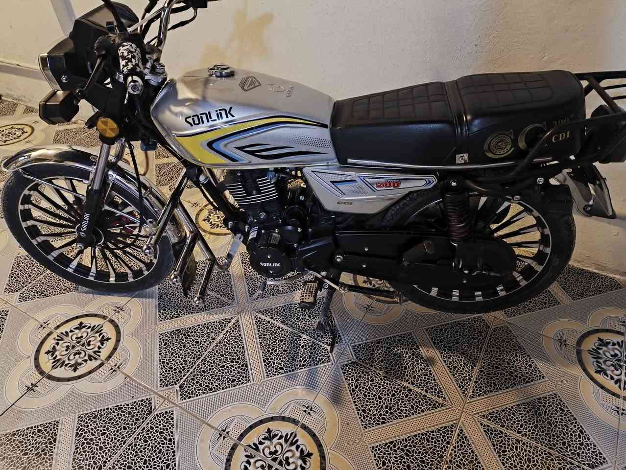 سلام عليكم ورحمه الله وبركاته درجه ايراني سولنك محرك 200  اخو زيرو نضيفه حيل كامله مكمله شغل وطلع  اتصل على هذه رقم هاتف ***********  بي واتساب سعر واحد 75 وبي مجال
