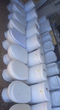 مقعد غربي • مستعمل • نظيف