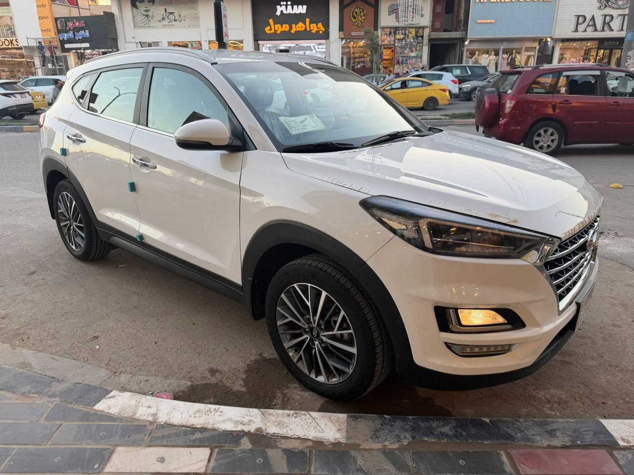 السلام عليكم ورحمة الله وبركاته 
للبيع توكسان 2020 خليجي وكاله الكاصد مكفول كفاله عامه رقم بابل فول عدا البنوراما
داخل جلد لونين 
صاج
مقاعد امامية كهربائية 
تبريد قطعتين
فول تحكمات
دبل ايرباك
ثلاجه
سايد بريك قدم
برده خلفيه
لايت 5 عدسات
حساس خلفي
كامرا خلفيه
كامرا اماميه
دبل بصمه
يدات نيكل 
5 ويل كب 
تخم تاير جديد 
لايت متحرك
مكينه 2000
سبير وعده والكتلوكات بعدهم ع الزيرو 
مكفوله من كلشي 
السياره استخدام شخصي وكلش جديده 
السعر 210 وبيه مجال بسيط 
مكان السيارة بالحله 
***********
