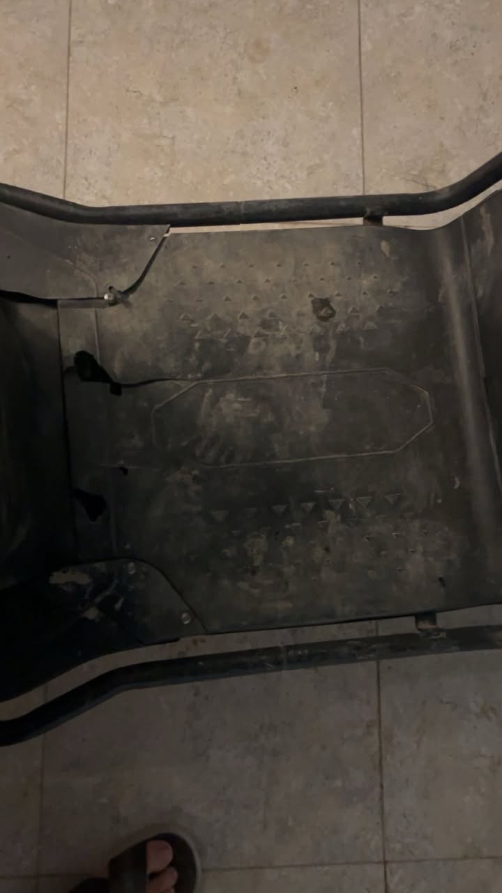 اجه شحن نوع 318 تمشي سرعه 80 فيها 3سرع قصوى وتتكون مع صندوق وجنطه كبيره داخلها وترجع للخلف وللأمام ضوء عالي وناصي وبريك وفيها 6بطاريات اشتريتها جديده ب مليون وميتين اريد ابيعها ب600وبيها مجال للشراي العنوان الكاظميه والرقم ***********
