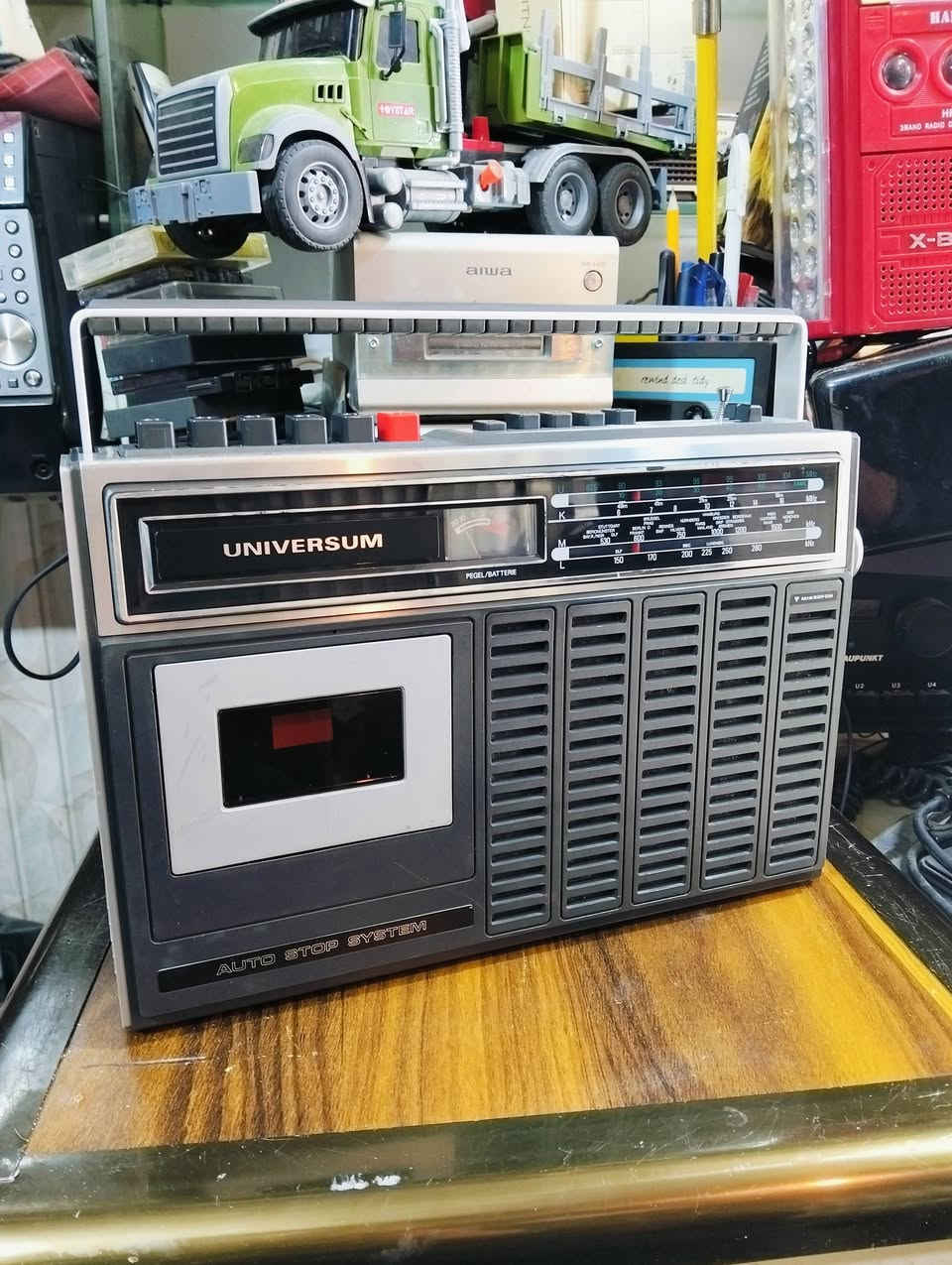 من اقدم الاجهزه الالمانيه
راديو مسجل يونفيرسم الالماني 
صناعه ألماني انتاج الجهاز 1978
جهاز بلادي غير داخل تصليح وضع الشركه 
موجات الراديو FM MW LW
المسجل تقديم ترجيع وتسجيل واضح 
يعمل كهرباء وباتري 
يوجد فديو بالمنشور يوضح التشغيل 
للحجز المراسله على الخاص


**إذا كنت صاحب هذا الإعلان وتريد حذفه لأي سبب، رجاءا أرسل رسالة إلى الدعم الفني**