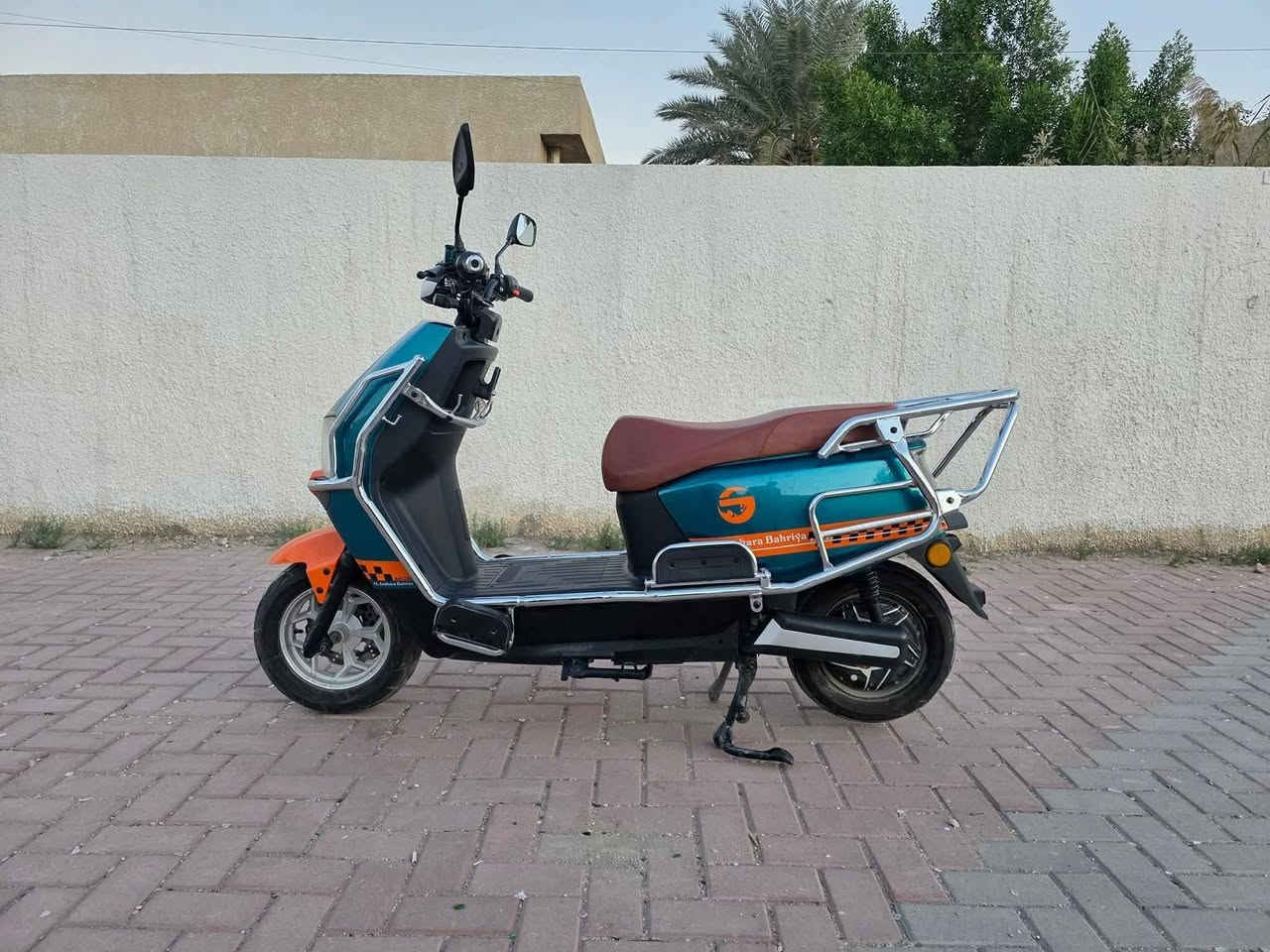 السلام عليكم ، دراجة شحن للبيع مواصفات :
6 بطاريات كبار 

ملف 2000 واط 

72 فولت 

سرعة 100 

مسجل بلوتوث 

مدرعة بالكامل 

بريكات ديسك قوية 

استخدام شخصي قليل وقطع غيارها متوفره لدى شركه الجوهرة البحرية 

سعر الدراجه : 800 الف وبيها مجال 

رقمي: ***********
