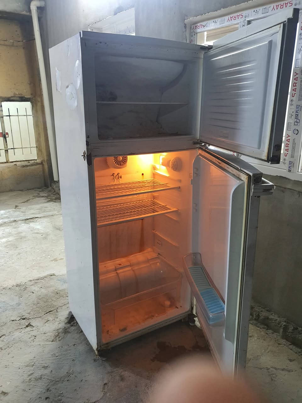 ثلاجه حجم ١٨ قدم ماطور جديد بلكارتون شرط تجميد فوك جوه بس الكشر تعبان سعره 75 الف بيه مجال لشراي مكاني روناكي الشراي يتصل ***********
